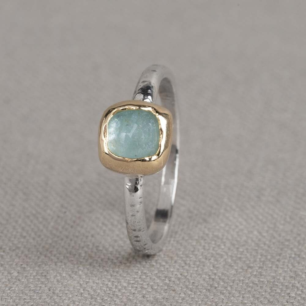 J&eacute;h ring gemaakt van 925 sterling zilver in combinatie met een 9 karaat vierkantje en de edelsteen Aquamarijn.