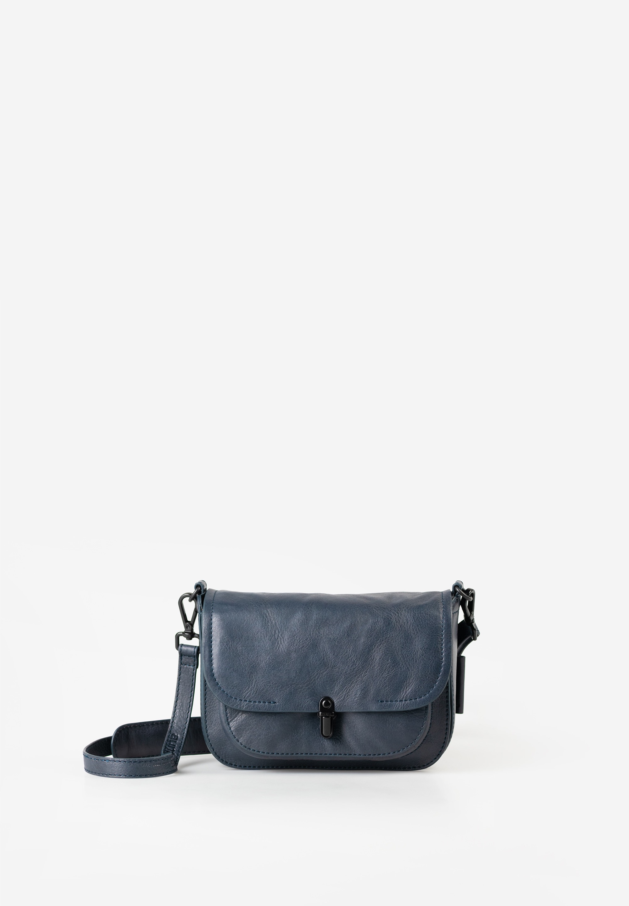 aunts & uncles &ndash; MRS. WAFFLE Schoudertas (Navy)
De Mrs. Waffle schoudertas van aunts & uncles is de perfecte tas voor dagen waarop je alleen het hoognodige mee wilt nemen. Dankzij het compacte formaat, het elegante ontwerp en de praktische indeling is deze tas ideaal voor dagelijks gebruik, een dagje uit of een avond in de stad. De klep met smalle steeksluiting zorgt ervoor dat je spullen veilig opgeborgen zijn en geeft de tas tegelijk een stijlvolle en tijdloze uitstraling.
Belangrijkste kenmerken
Groot, verdeeld hoofdvak met klep en steeksluiting
Twee smalle insteekvakken
Voorvak onder de klep
Binnenvak met ritssluiting
Achtervak met ritssluiting
Uitneembaar extra tasje
Handig kaartenvak
Sleutelband voor snelle toegang tot je sleutels
Afneembare en verstelbare schouderband met extra schouderpolster
Gestreepte voering
Specificaties
Kleur: Navy
Gewicht: ca. 0,39 kg
Afmetingen (L x B x H): ca. 18,5 &times; 8,5 &times; 13 cm
Inhoud: ca. 2 liter
Lengte schouderband: ca. 80 &ndash; 140 cm
Collectie: Grandma's Luxury Club
Materiaal
De tas is gemaakt van premium rundleer uit de Grandma's Luxury Club collectie. Dit is hoogwaardig, plantaardig gelooid anilineleer met een karakteristieke golvende uitstraling. Door de zorgvuldige handmatige nabewerking ontstaan subtiele matte en glanzende contrasten. Hierdoor heeft elke tas een unieke look.
Duurzaam en verantwoord geproduceerd
Deze tas wordt met zorg met de hand gemaakt. Regelmatige externe audits zorgen ervoor dat sociale en ethische normen binnen de productieketen worden nageleefd.
Als lid van de Leather Working Group zet aunts & uncles zich in voor een verantwoorde leerproductie. Het leer is afkomstig van LWG-gecertificeerde looierijen. Dit betekent dat er strenge milieunormen worden toegepast en dat water, energie en andere grondstoffen zo effici&euml;nt mogelijk worden gebruikt.
✔️ Mrs. Waffle in Navy is een compacte, elegante leren schoudertas met slimme opbergmogelijkheden &ndash; perfect voor wie stijlvol en georganiseerd onderweg wil zijn.