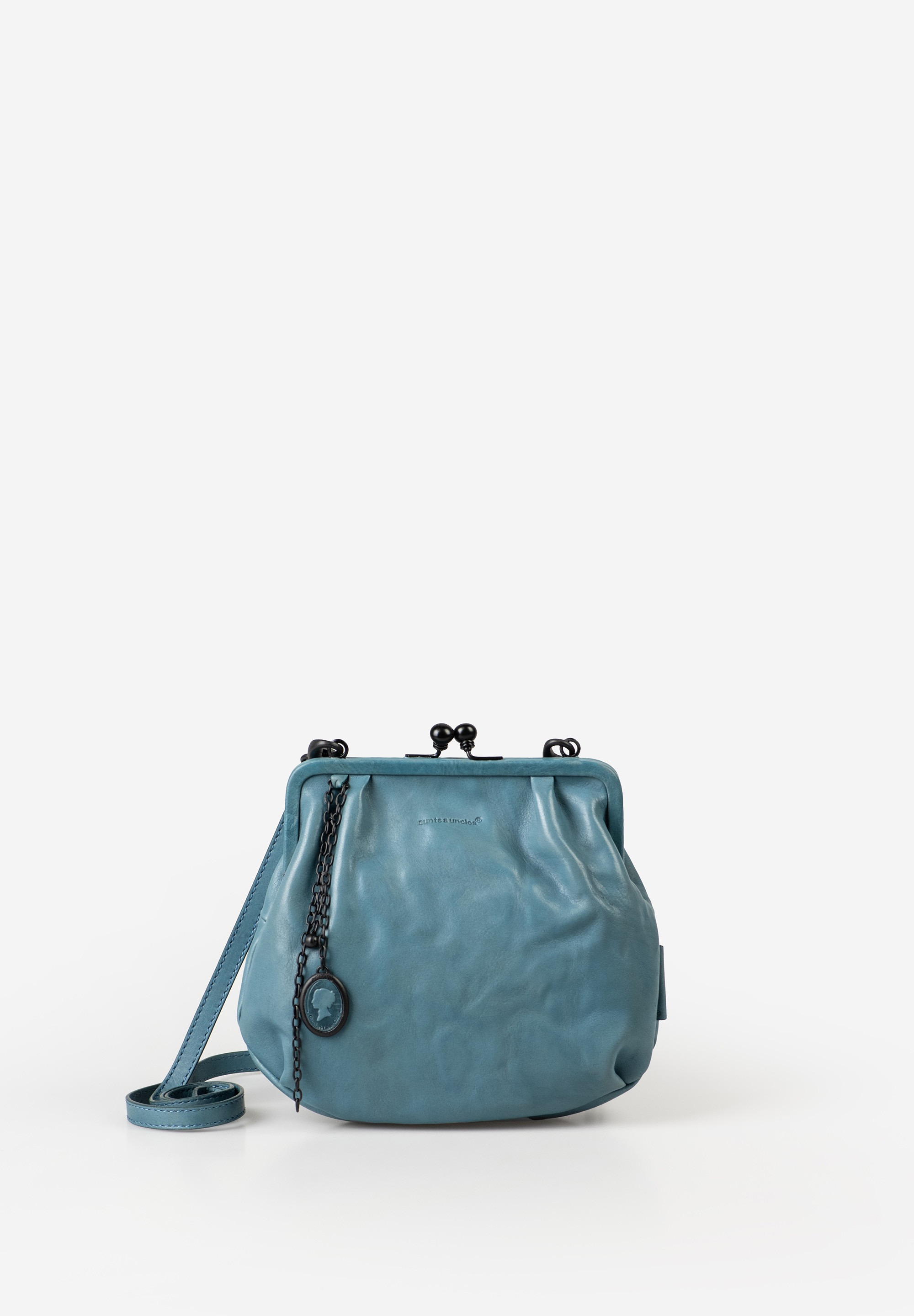 aunts & uncles &ndash; MRS. FORTUNE COOKIE Schoudertas / Clutch (Aegean Blue)
De Mrs. Fortune Cookie van aunts & uncles is een stijlvolle en veelzijdige tas uit de Grandma's Luxury Club collectie. Deze elegante 2-in-1 tas kan zowel als schoudertas worden gedragen als zonder band gebruikt worden als trendy clutch. De charmante clipopening geeft de tas een klassieke uitstraling, terwijl het slimme interieur zorgt voor praktische opbergmogelijkheden.
Het hoogwaardige, plantaardig gelooide premium rundleer met de kenmerkende licht gekreukte look geeft de tas een unieke en luxe uitstraling.
Belangrijkste kenmerken
2-in-1 ontwerp: te dragen als schoudertas of clutch
Hoofdvak met stijlvolle clip-sluiting
Binnenvak met ritssluiting
Achtervak met ritssluiting
Uitneembaar extra tasje
Handig insteekvak
Ge&iuml;ntegreerd kaartenvak
Sleutelband voor snelle toegang tot sleutels
Afneembare en verstelbare schouderband
Decoratieve schakelketting met vintage hanger
Specificaties
Kleur: Aegean Blue
Gewicht: ca. 0,39 kg
Afmetingen (L x B x H): ca. 24,5 &times; 4 &times; 21 cm
Inhoud: ca. 2 liter
Lengte schouderband: ca. 75 &ndash; 130 cm
Collectie: Grandma's Luxury Club
Materiaal
De tas is gemaakt van premium rundleer uit de Grandma's Luxury Club collectie. Dit hoogwaardige anilineleer is plantaardig gelooid en heeft een karakteristieke golvende structuur. Door zorgvuldige handmatige nabewerking ontstaan subtiele matte en glanzende contrasten, waardoor elke tas een uniek karakter krijgt.
 Mrs. Fortune Cookie in Aegean Blue is een elegante en veelzijdige tas die moeiteloos schakelt tussen casual en chic &ndash; perfect voor zowel dagelijks gebruik als een avondje uit.
