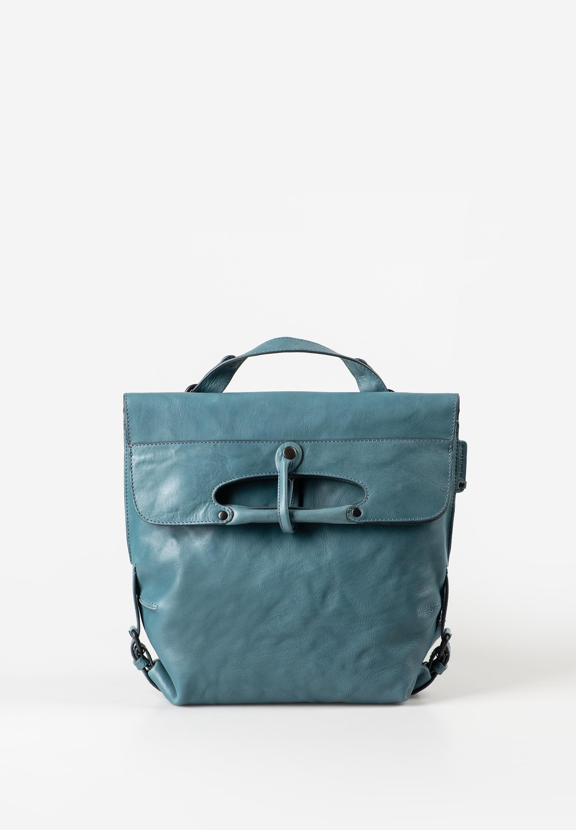 aunts & uncles &ndash; MRS. MINCE PIE Rugzak / Schoudertas (Aegean Blue)
De Mrs. Mince Pie van aunts & uncles is de perfecte tas voor wie niet wil kiezen tussen een rugzak en een handtas. Dankzij het slimme 2-in-1 ontwerp draag je deze tas eenvoudig als rugzak of als crossbody schoudertas. De verstelbare schouderbanden kunnen namelijk met een paar handelingen worden omgevormd tot &eacute;&eacute;n lange schouderband.
Met haar praktische indeling, stijlvolle ontwerp en het karakteristieke leer uit de Grandma's Luxury Club collectie is Mrs. Mince Pie ideaal voor dagelijks gebruik, werk, een dagje shoppen of onderweg.

Belangrijkste kenmerken
2-in-1 ontwerp: te dragen als rugzak of schoudertas
Hoofdvak met ritssluiting
Overslag met magneetsluiting
Binnenvak met ritssluiting
Groot vak met drukknop in de overslag
Achtervak met ritssluiting
Uitneembaar extra tasje
Telefoonvak en kaartenvak
Twee penlussen
Sleutelband voor snelle toegang tot sleutels
Gestreepte voering
Zijriemen waarmee het volume iets vergroot kan worden
Specificaties
Kleur: Aegean Blue
Gewicht: ca. 0,90 kg
Afmetingen (L x B x H): ca. 29 &times; 9 &times; 29 cm
Inhoud: ca. 7,5 liter
Collectie: Grandma's Luxury Club
Materiaal
De tas is gemaakt van premium rundleer uit de Grandma's Luxury Club collectie. Dit hoogwaardige anilineleer is plantaardig gelooid en heeft een kenmerkende licht gekreukte, golvende uitstraling. Door de zorgvuldige handmatige nabewerking ontstaan subtiele matte en glanzende contrasten, waardoor iedere tas een uniek karakter heeft.
 Mrs. Mince Pie in Aegean Blue is een stijlvolle en veelzijdige leren tas die comfort, functionaliteit en een tijdloos design perfect combineert. Ideaal voor wie flexibiliteit &eacute;n elegantie zoekt in &eacute;&eacute;n tas.
