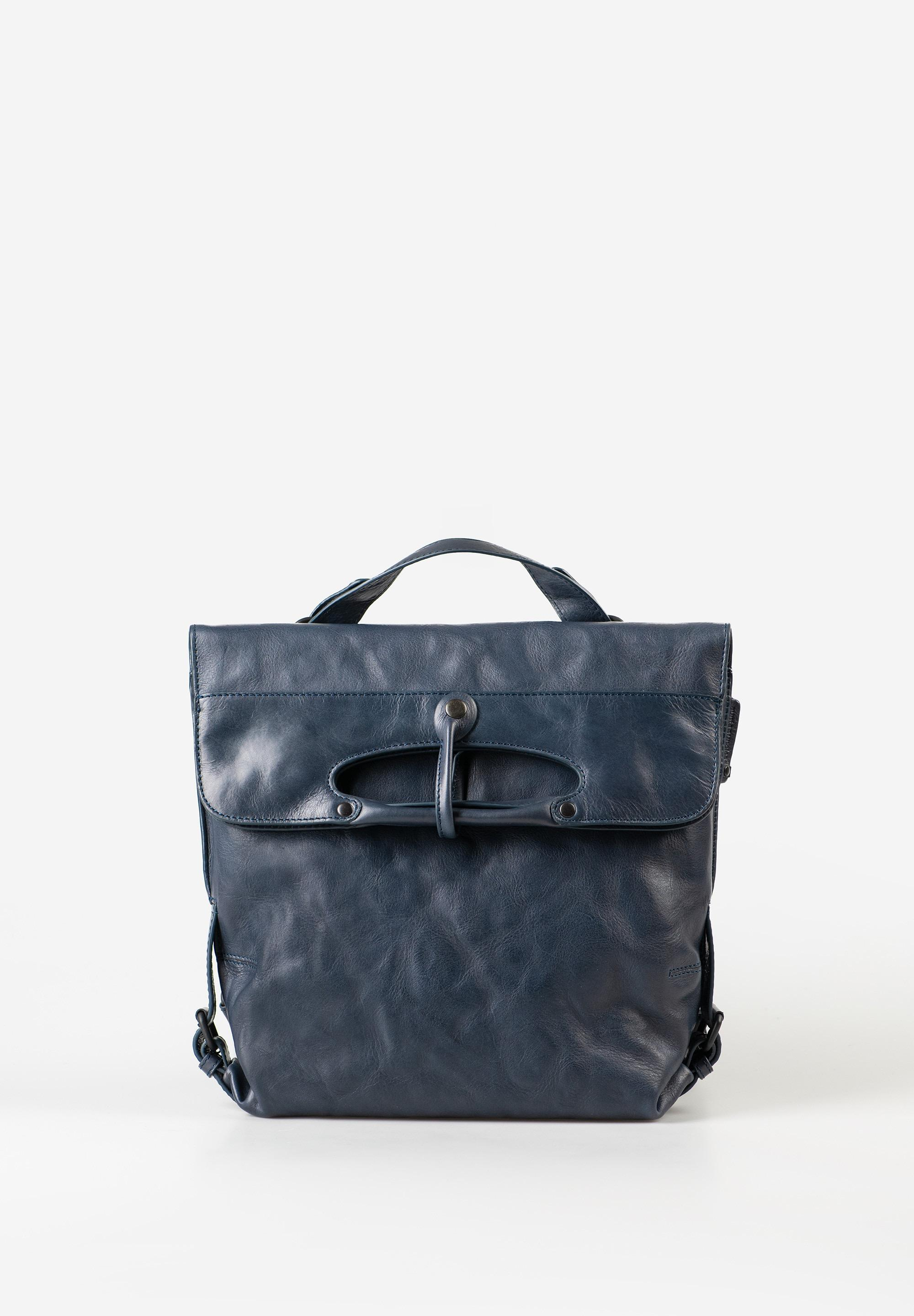 nu navy blue
aunts & uncles &ndash; MRS. MINCE PIE Rugzak / Schoudertas (Navy Blue)
De Mrs. Mince Pie van aunts & uncles is ideaal voor wie niet wil kiezen tussen een rugzak en een schoudertas. Dankzij het slimme 2-in-1 ontwerp draag je deze tas eenvoudig als rugzak of als crossbody schoudertas. De verstelbare schouderbanden kunnen namelijk met een paar handelingen worden omgevormd tot &eacute;&eacute;n lange schouderband.
Met haar praktische indeling, stijlvolle uitstraling en het karakteristieke leer uit de Grandma's Luxury Club collectie is Mrs. Mince Pie perfect voor dagelijks gebruik, werk, reizen of een dagje shoppen.

Belangrijkste kenmerken
2-in-1 ontwerp: te dragen als rugzak of schoudertas
Hoofdvak met ritssluiting
Overslag met magneetsluiting
Binnenvak met ritssluiting
Groot vak met drukknop in de overslag
Achtervak met ritssluiting
Uitneembaar extra tasje
Telefoonvak en kaartenvak
Twee penlussen
Sleutelband voor snelle toegang tot sleutels
Gestreepte voering
Zijriemen waarmee het volume vergroot kan worden
Specificaties
Kleur: Navy Blue
Gewicht: ca. 0,90 kg
Afmetingen (L x B x H): ca. 29 &times; 9 &times; 29 cm
Inhoud: ca. 7,5 liter
Collectie: Grandma's Luxury Club
Materiaal
De tas is gemaakt van premium rundleer uit de Grandma's Luxury Club collectie. Dit hoogwaardige anilineleer is plantaardig gelooid en heeft een kenmerkende licht gekreukte, golvende structuur. Door de zorgvuldige handmatige nabewerking ontstaan subtiele matte en glanzende contrasten, waardoor iedere tas een unieke uitstraling heeft.
 Mrs. Mince Pie in Navy Blue combineert functionaliteit, comfort en een tijdloos design. Een veelzijdige leren tas die perfect past bij zowel een casual als een stijlvolle outfit.