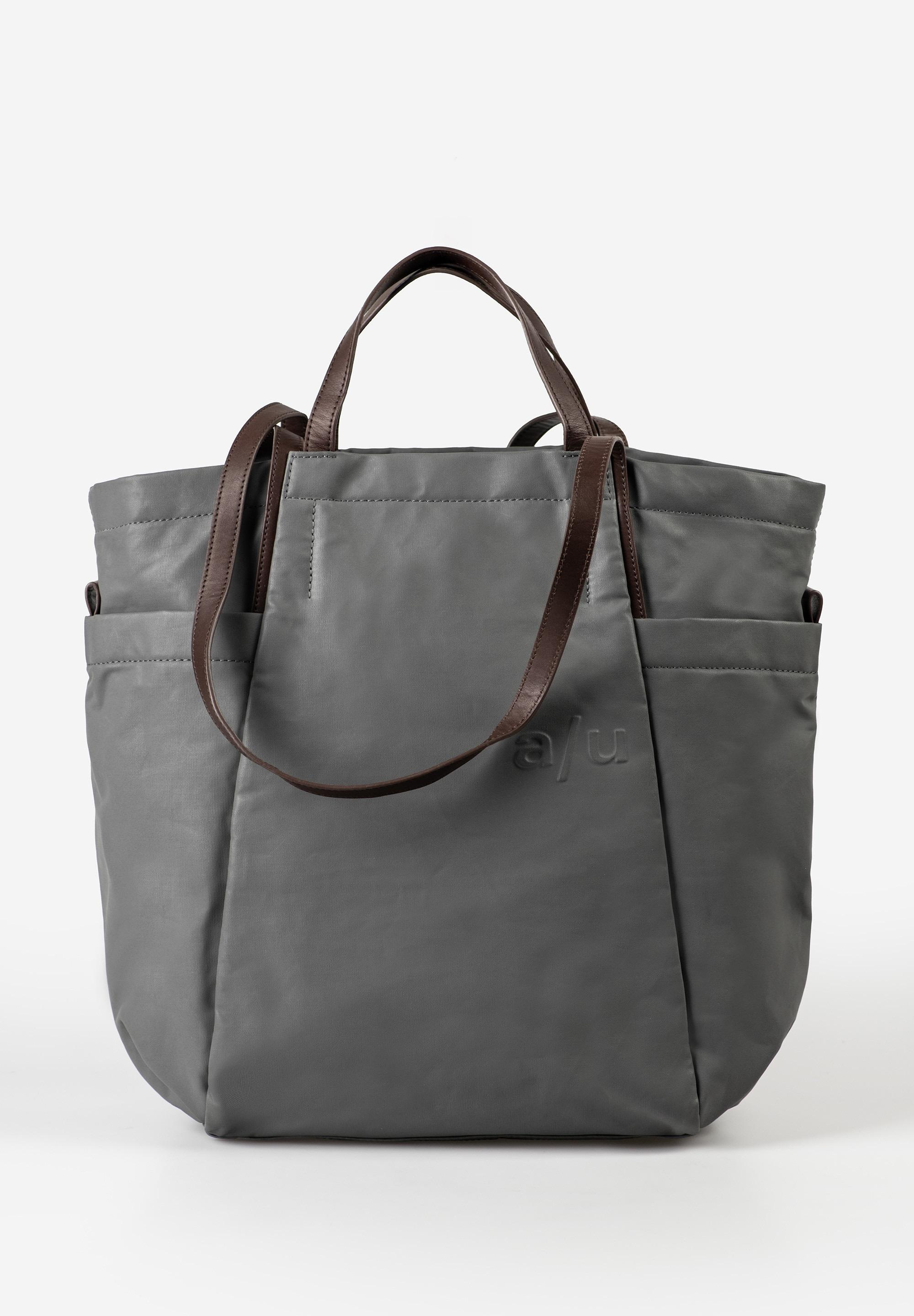 a/u by aunts & uncles &ndash; TAKAMATSU Shopper
De Takamatsu shopper van aunts & uncles uit de Japan collectie is een echte alleskunner voor wie veel onderweg is. Deze ruime en casual tas is perfect voor een dagje stad, naar de sportschool, een picknick, werk of een citytrip. Dankzij het robuuste en waterafstotende canvas kan deze shopper tegen een stootje en neem je hem moeiteloos overal mee naartoe.
Het ruime hoofdvak en de praktische vakindeling zorgen ervoor dat je al je spullen overzichtelijk kunt opbergen. Bovendien heeft de tas twee grote zijvakken, ideaal voor bijvoorbeeld een waterfles of paraplu.
Belangrijkste kenmerken
Hoofdvak met ritssluiting
Binnenvak met ritssluiting
Achtervak met ritssluiting
Gevoerd laptopvak geschikt voor 13 inch notebook
Geschikt voor A4-documenten
Twee zijvakken met drukknop
Uitneembaar extra tasje
Telefoonvak, insteekvak en twee penlussen
Korte handgrepen voor dragen in de hand
Lange, gekruiste schouderbanden voor comfortabel dragen over de schouder
a/u reli&euml;f-logo op de tas
Details van premium rundleer
Waterafstotende ritsen
Duurzame nylon voering
Specificaties
Gewicht: ca. 0,69 kg
Inhoud: ca. 16,5 liter
Afmetingen (L x B x H): ca. 43 &times; 10 &times; 39 cm
Lengte schouderband: ca. 65 cm
Collectie: Japan
Materiaal
Het speciaal ontwikkelde buitenmateriaal bestaat uit dicht geweven canvas. Gekamde vezels van biologisch katoen zorgen voor extra duurzaamheid en stevigheid. Het materiaal heeft een leerachtige uitstraling en ontwikkelt na verloop van tijd een mooie natuurlijke patina.
De waterafstotende, zijde-matte coating is vrij van PFC en PFAS. Daarnaast voorkomt waterafstotend hoogwaardig garen dat vocht via de naden naar binnen dringt. De YKK-ritssluitingen zijn bovendien waterdicht gecoat voor extra bescherming.
De leren details zijn gemaakt van premium rundleer afkomstig uit een looierij die gecertificeerd is door de Leather Working Group.
 Takamatsu is een ruime, sterke en stijlvolle shopper die perfect past bij een actieve lifestyle en zowel praktisch als duurzaam is ontworpen.