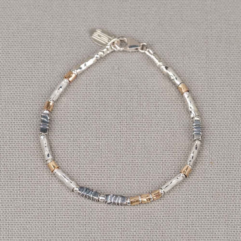 De J&eacute;h armband Tubes Goldfilled + zilver oxy All Together 21640-18 is een stijlvolle armband van het type "JEWEL". Met een omvang van 190 mm past hij perfect om de pols. Combineer deze armband met andere zilveren sieraden voor een moderne en chique uitstraling. Ideaal voor zowel dagelijks gebruik als speciale gelegenheden.