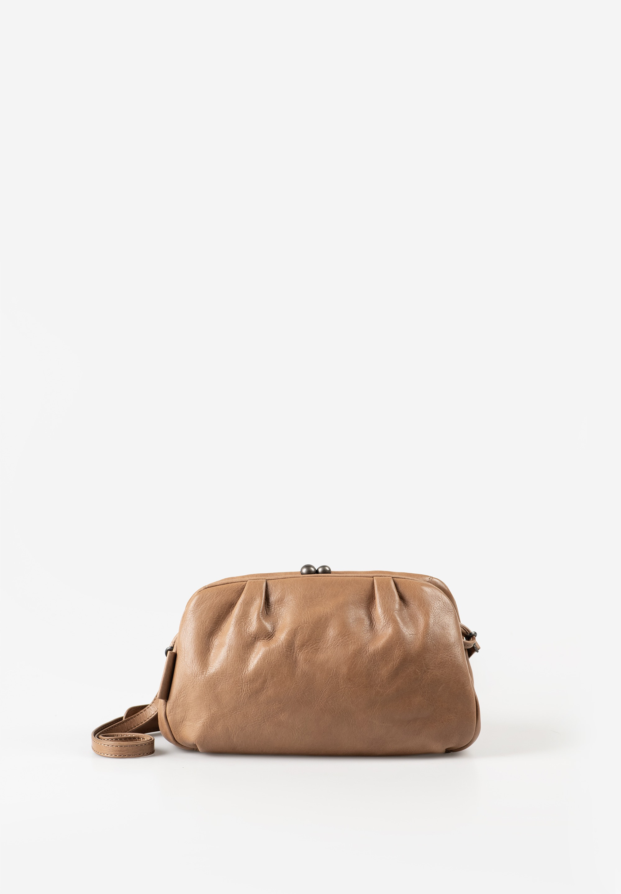 aunts & uncles &ndash; MRS. FROSTING Schoudertas / Clutch (Iced Coffee)
De Mrs. Frosting van aunts & uncles is als de finishing touch voor je perfecte outfit. Met haar zachte plooien en licht puffy silhouet is deze tas een echte blikvanger. Dankzij de ronde, ruime vorm en de brede bodem biedt deze stijlvolle tas verrassend veel opbergruimte voor je dagelijkse essentials.
De grote beugelsluiting zorgt voor een elegante retro-uitstraling en maakt het hoofdvak gemakkelijk toegankelijk. Draag Mrs. Frosting casual als schoudertas of gebruik haar als modieuze clutch door de schouderband te verwijderen.
Belangrijkste kenmerken
2-in-1 ontwerp: te dragen als schoudertas of clutch
Grote beugelsluiting voor eenvoudige opening
Hoofdvak met clip-sluiting
Binnenvak met ritssluiting
Uitneembaar extra tasje
Groot insteekvak, bijvoorbeeld voor je smartphone
Kaartenvak
Sleutelband voor snelle toegang tot sleutels
Afneembare en verstelbare schouderband met schouderpolster
Gestreepte voering
Specificaties
Kleur: Iced Coffee
Gewicht: ca. 0,41 kg
Afmetingen (L x B x H): ca. 25 &times; 13 &times; 16 cm
Inhoud: ca. 5 liter
Collectie: Grandma's Luxury Club
Materiaal
De tas is gemaakt van premium rundleer uit de Grandma's Luxury Club collectie. Dit hoogwaardige plantaardig gelooide anilineleer heeft een karakteristieke golvende structuur. Door de zorgvuldige handmatige nabewerking ontstaan subtiele matte en glanzende contrasten, waardoor elke tas een unieke uitstraling krijgt.
 Mrs. Frosting in Iced Coffee combineert een elegant design met praktische opbergruimte en is de perfecte tas voor zowel dagelijks gebruik als een stijlvolle avond uit.