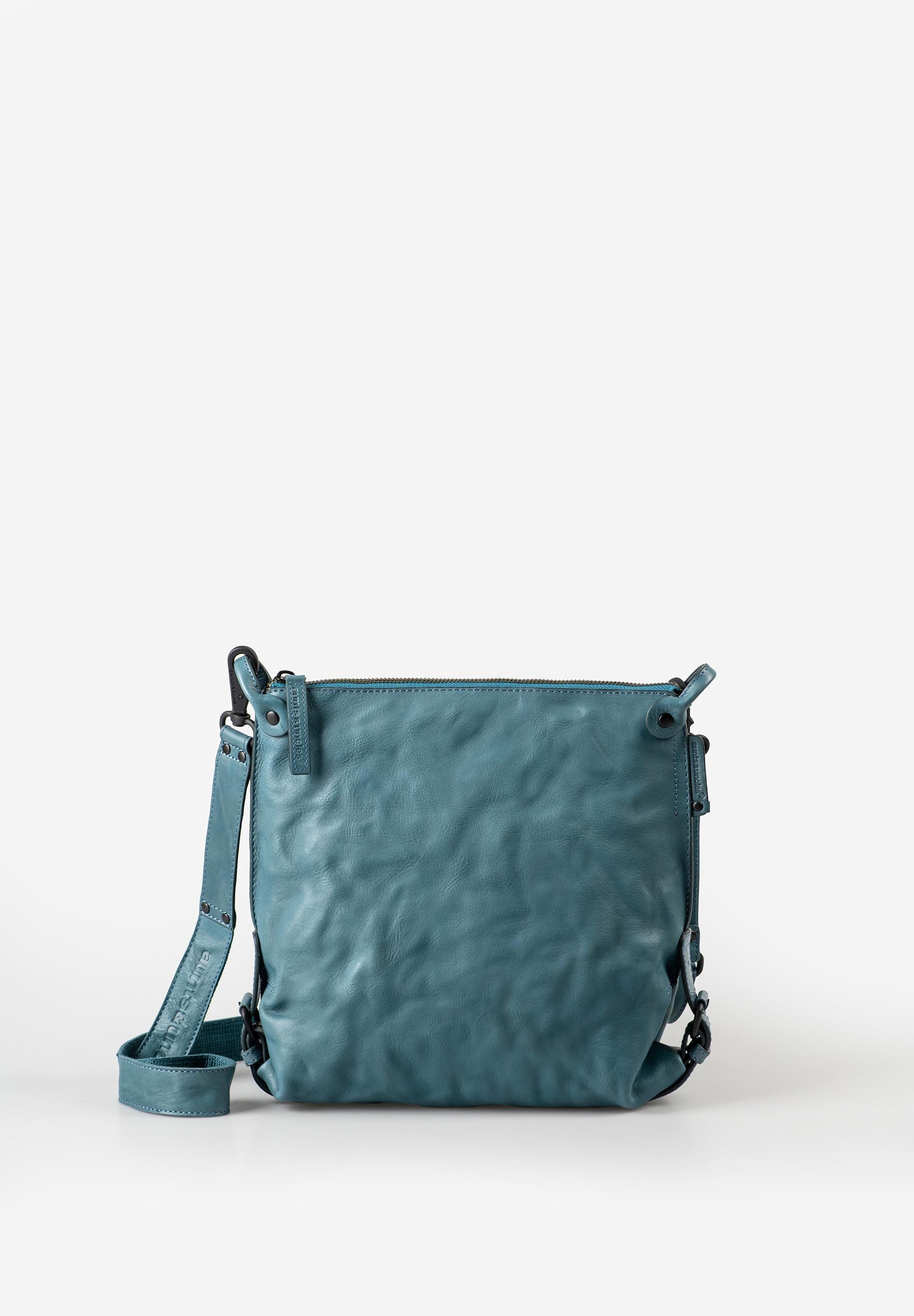 aunts & uncles &ndash; MRS. RAISIN COOKIE Schoudertas (Aegean Blue)
De Mrs. Raisin Cookie van aunts & uncles is de iets grotere zus van de populaire Mrs. Chocolate Cookie en combineert stijl met praktische functionaliteit. Deze elegante schoudertas valt op door het karakteristieke, licht golvende leer dat typisch is voor de Grandma's Luxury Club collectie.
Binnenin biedt de tas een overzichtelijke indeling met verschillende vakken en een stijlvolle gestreepte voering. Hierdoor blijven je dagelijkse essentials zoals telefoon, sleutels en pasjes netjes georganiseerd.
Belangrijkste kenmerken
Hoofdvak met ritssluiting
Binnenvak met ritssluiting
Achtervak met ritssluiting
Uitneembaar extra tasje
Telefoonvak
Kaartenvak
Twee penlussen
Sleutelband voor snelle toegang tot sleutels
Afneembare, verstelbare en gevoerde schouderband
Volume van de tas verstelbaar met zijriemen
Gestreepte binnenvoering
Specificaties
Kleur: Aegean Blue
Gewicht: ca. 0,54 kg
Afmetingen (L x B x H): ca. 25 &times; 7 &times; 25 cm
Inhoud: ca. 4 liter
Lengte schouderband: ca. 80 &ndash; 125 cm
Collectie: Grandma's Luxury Club
Materiaal
De tas is gemaakt van premium rundleer uit de Grandma's Luxury Club collectie. Dit hoogwaardige plantaardig gelooide anilineleer heeft een kenmerkende golvende structuur. Door de zorgvuldige handmatige nabewerking ontstaan subtiele matte en glanzende contrasten, waardoor elke tas een unieke uitstraling krijgt.
 Mrs. Raisin Cookie in Aegean Blue is een stijlvolle leren schoudertas met een tijdloos karakter en slimme opbergmogelijkheden &ndash; perfect voor dagelijks gebruik.