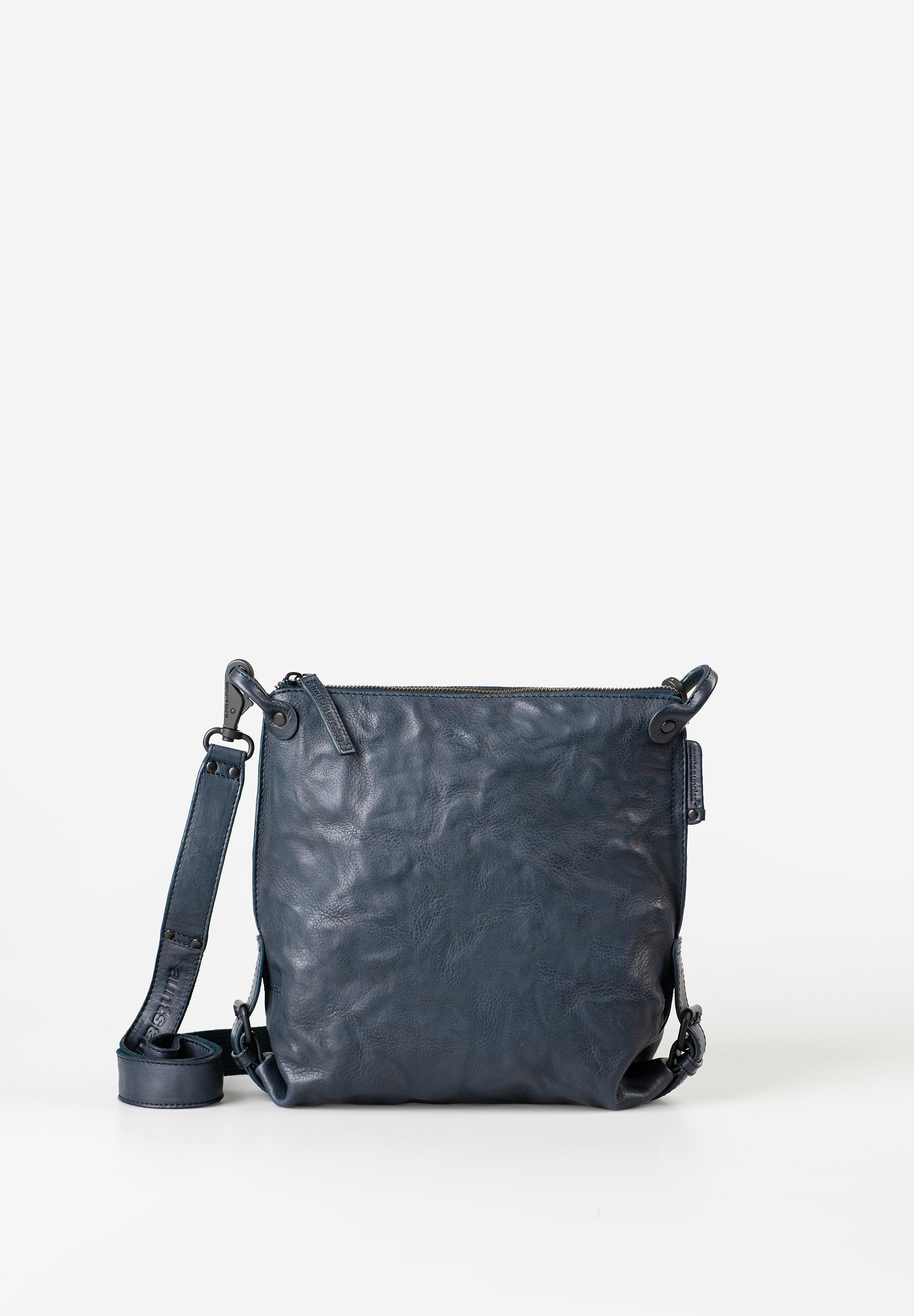 aunts & uncles &ndash; MRS. RAISIN COOKIE Schoudertas (Navy Blue)
De Mrs. Raisin Cookie van aunts & uncles is de iets grotere zus van de populaire Mrs. Chocolate Cookie en combineert een elegant design met praktische functionaliteit. Deze stijlvolle schoudertas valt op door het karakteristieke, licht golvende leer dat kenmerkend is voor de Grandma's Luxury Club collectie.
Binnenin biedt de tas een overzichtelijke indeling met meerdere vakken en een stijlvolle gestreepte voering. Zo blijven je dagelijkse essentials zoals je telefoon, sleutels en pasjes netjes georganiseerd.
Belangrijkste kenmerken
Hoofdvak met ritssluiting
Binnenvak met ritssluiting
Achtervak met ritssluiting
Uitneembaar extra tasje
Telefoonvak
Kaartenvak
Twee penlussen
Sleutelband voor snelle toegang tot sleutels
Afneembare, verstelbare en gevoerde schouderband
Volume van de tas verstelbaar met zijriemen
Gestreepte binnenvoering
Specificaties
Kleur: Navy Blue
Gewicht: ca. 0,54 kg
Afmetingen (L x B x H): ca. 25 &times; 7 &times; 25 cm
Inhoud: ca. 4 liter
Lengte schouderband: ca. 80 &ndash; 125 cm
Collectie: Grandma's Luxury Club
Materiaal
De tas is gemaakt van premium rundleer uit de Grandma's Luxury Club collectie van aunts & uncles. Dit hoogwaardige plantaardig gelooide anilineleer heeft een karakteristieke golvende structuur. Door de zorgvuldige handmatige nabewerking ontstaan subtiele matte en glanzende contrasten, waardoor iedere tas een unieke uitstraling krijgt.
 Mrs. Raisin Cookie in Navy Blue is een elegante en praktische leren schoudertas die perfect past bij zowel een casual als een stijlvolle outfit.