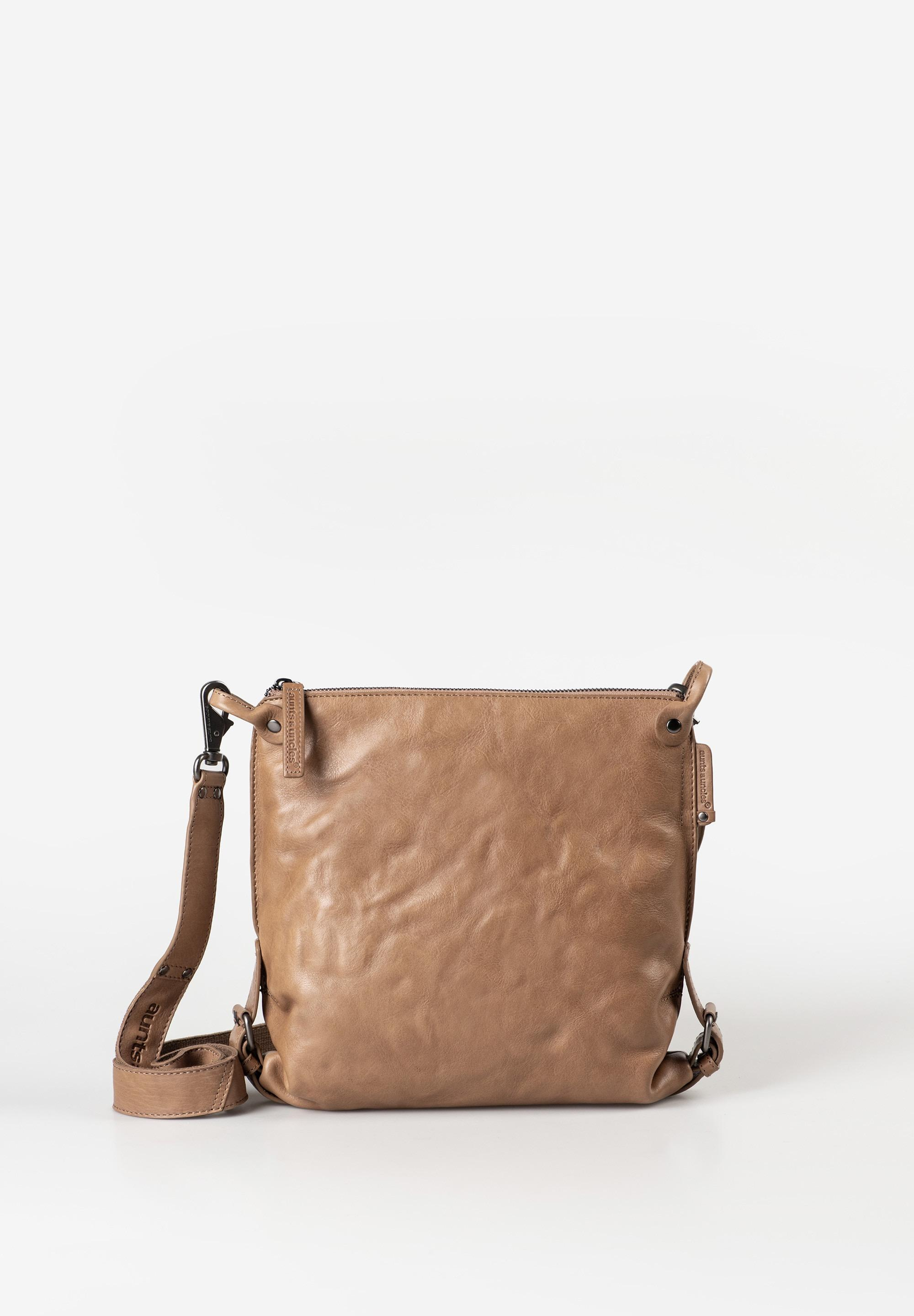 aunts & uncles &ndash; MRS. RAISIN COOKIE Schoudertas (Navy Blue)
De Mrs. Raisin Cookie van aunts & uncles is de iets grotere zus van de populaire Mrs. Chocolate Cookie en combineert een elegant design met praktische functionaliteit. Deze stijlvolle schoudertas valt op door het karakteristieke, licht golvende leer dat kenmerkend is voor de Grandma's Luxury Club collectie.
Binnenin biedt de tas een overzichtelijke indeling met meerdere vakken en een stijlvolle gestreepte voering. Zo blijven je dagelijkse essentials zoals je telefoon, sleutels en pasjes netjes georganiseerd.
Belangrijkste kenmerken
Hoofdvak met ritssluiting
Binnenvak met ritssluiting
Achtervak met ritssluiting
Uitneembaar extra tasje
Telefoonvak
Kaartenvak
Twee penlussen
Sleutelband voor snelle toegang tot sleutels
Afneembare, verstelbare en gevoerde schouderband
Volume van de tas verstelbaar met zijriemen
Gestreepte binnenvoering
Specificaties
Kleur: Navy Blue
Gewicht: ca. 0,54 kg
Afmetingen (L x B x H): ca. 25 &times; 7 &times; 25 cm
Inhoud: ca. 4 liter
Lengte schouderband: ca. 80 &ndash; 125 cm
Collectie: Grandma's Luxury Club
Materiaal
De tas is gemaakt van premium rundleer uit de Grandma's Luxury Club collectie van aunts & uncles. Dit hoogwaardige plantaardig gelooide anilineleer heeft een karakteristieke golvende structuur. Door de zorgvuldige handmatige nabewerking ontstaan subtiele matte en glanzende contrasten, waardoor iedere tas een unieke uitstraling krijgt.
 Mrs. Raisin Cookie in Navy Blue is een elegante en praktische leren schoudertas die perfect past bij zowel een casual als een stijlvolle outfit.