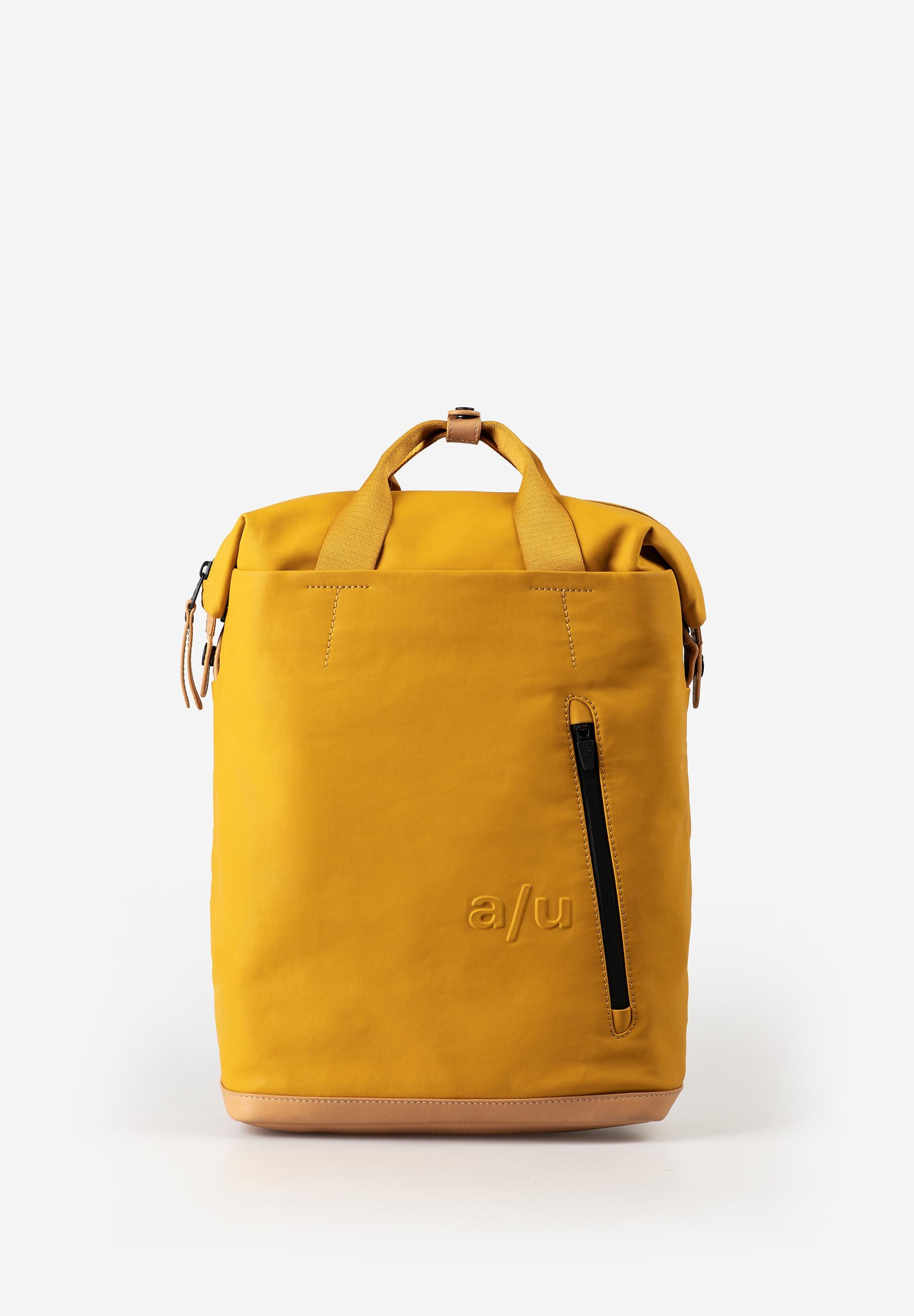 a/u by aunts & uncles &ndash; MORIOKA Rugzak / Shopper (Amber)
De Morioka van aunts & uncles uit de Japan collectie combineert een stoere uitstraling met slimme functionaliteit. Deze veelzijdige tas biedt voldoende ruimte voor documenten in A4-formaat en een laptop tot 13 inch, waardoor hij ideaal is voor werk, studie of dagelijks gebruik.
Dankzij de vele overzichtelijke binnen- en buitenvakken blijven al je spullen goed georganiseerd. De gevoerde schouderbanden en het gepolsterde rugpaneel zorgen voor een comfortabel draaggevoel, zelfs wanneer de tas volledig gevuld is. Met de korte handgrepen kun je de tas bovendien ook als shopper dragen.
Belangrijkste kenmerken
Hoofdvak met ritssluiting
Hoogte van de tas verstelbaar met zijdrukknopen
Groot, verborgen voorvak met ritssluiting
Extra ritsvakken aan de voor- en achterkant
Gevoerd laptopvak met klep en klittenband (tot 13 inch)
Groot insteekvak, bijvoorbeeld voor je smartphone
Extra insteekvak
Twee penhouders
Sleutelband voor snelle toegang tot sleutels
Uitneembaar extra tasje
Binnenvak met ritssluiting
Handgrepen met drukknop-lus
Verstelbare en gevoerde schouderbanden
a/u reli&euml;f-logo
Details en bodem van premium rundleer
Waterafstotende ritsen
Geschikt voor A4-documenten
Slijtvaste nylon voering
Specificaties
Kleur: Amber
Gewicht: ca. 0,90 kg
Inhoud: ca. 12 liter
Afmetingen (L x B x H): ca. 27 &times; 12 &times; 38 cm
Collectie: Japan
Materiaal
De tas is gemaakt van stevig en duurzaam materiaal met hoogwaardige details van premium rundleer. De combinatie van robuuste stoffen, waterafstotende ritsen en een sterke nylon voering maakt deze tas perfect voor dagelijks intensief gebruik.