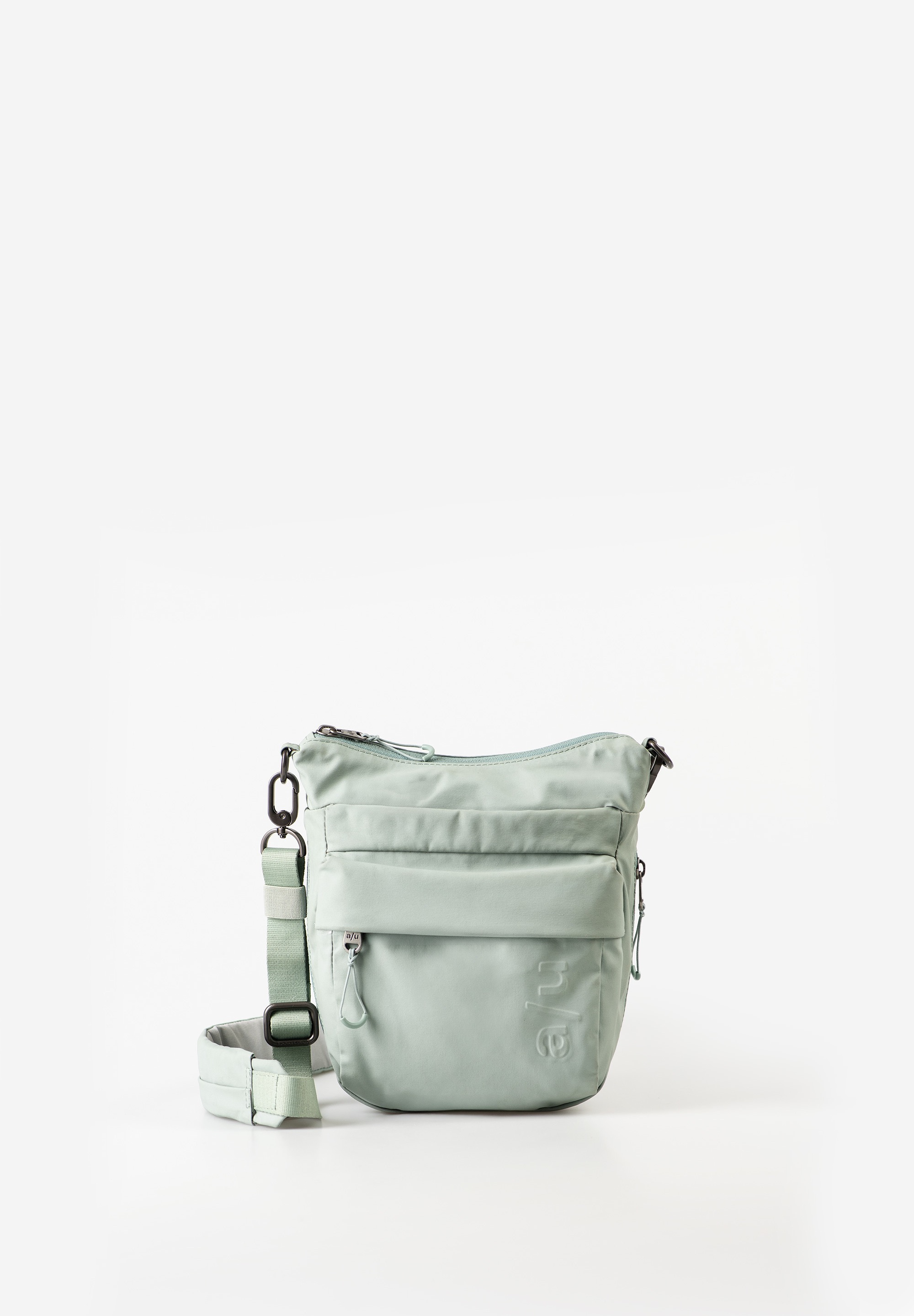 a/u by aunts & uncles &ndash; YURA RE LITE Schoudertas (Sage Green)
De Yura RE LITE van aunts & uncles uit de Japan RE lite collectie is licht, compact en toch robuust en waterafstotend. Het moderne design van dicht geweven Ripstop-materiaal, gemaakt van gerecycled nylon en katoen, geeft je look een sportieve uitstraling.
Het hoofdvak met ritssluiting biedt voldoende ruimte voor je dagelijkse essentials, terwijl verschillende buitenvakken snel toegang bieden tot spullen die je vaak nodig hebt. Binnenin vind je een extra ritssluitingvak, een insteekvak voor je smartphone en een praktisch sleutelband. Dankzij de rondom lopende ritssluiting kan het volume van de tas naar wens worden vergroot.
Belangrijkste kenmerken
Hoofdvak met ritssluiting
Ritssluitingvakken aan de voor- en achterkant
Voorvak met verborgen ritssluiting
Binnenvak met ritssluiting
Insteekvak voor smartphone
Sleutelband voor snelle toegang tot sleutels
Volume uitbreidbaar via rondom lopende ritssluiting
a/u reli&euml;f-logo
Verstelbare schouderband met schouderpolster
Duurzame voering van gerecycled polyester
Specificaties
Kleur: Sage Green
Gewicht: ca. 0,36 kg
Afmetingen (L x B x H): ca. 21 &times; 10&ndash;14 &times; 25 cm
Inhoud: ca. 7 liter
Lengte schouderband: ca. 95 &ndash; 120 cm
Collectie: Japan RE lite
Materiaal
De tas is gemaakt van lichtgewicht, sterk en waterafstotend Ripstop-materiaal van gerecycled nylon en katoen. Door het slimme ontwerp en de robuuste stoffen is deze tas ideaal voor sportieve, dagelijkse en stedelijke activiteiten.
 Yura RE LITE in Sage Green combineert functionaliteit, comfort en een sportief design. Perfect voor wie lichtgewicht, duurzaam en stijlvol onderweg wil zijn.