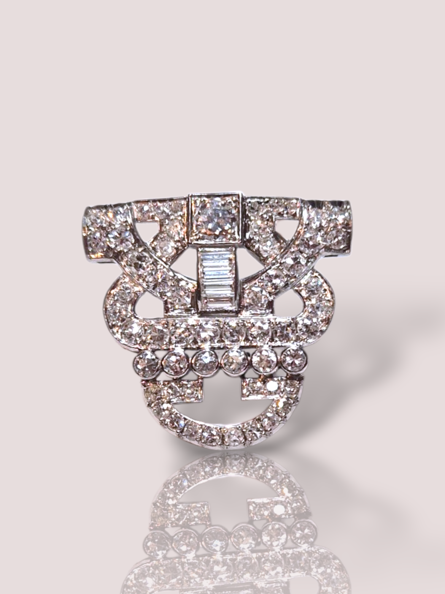 Deze vintage platina broche van een ongekend merk is voorzien van Bolsjewiek geslepen diamanten, wat het een uniek en elegant sieraad maakt. Perfect om op een blazer of cashmere sjaal te dragen, voegt het een vleugje verfijning en allure toe. Categorie: Juweel; Type: Broche. Een tijdloos statement voor elke gelegenheid.

De broche is 3 cm hoog en bevat maar liefst ruim 3ct aan diamanten, waaronder een grotere steen van 0,35ct en 4 baguette geslepen diamanten.