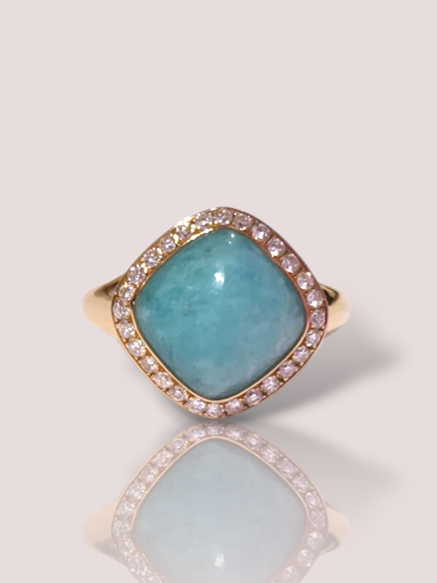 De Vintage 18k ros&eacute;gouden Tirisi ring bevat prachtige amazoniet en diamanten. Deze elegante en luxueuze ring valt onder de categorie juweel en is specifiek een ring. Draag deze ring als statement stuk op de ringvinger of combineer subtiel met andere fijne sieraden voor een verfijnde uitstraling. Perfect voor speciale gelegenheden.
De ring bevat 30 briljant geslepen diamanten van tezamen 0,30ct.