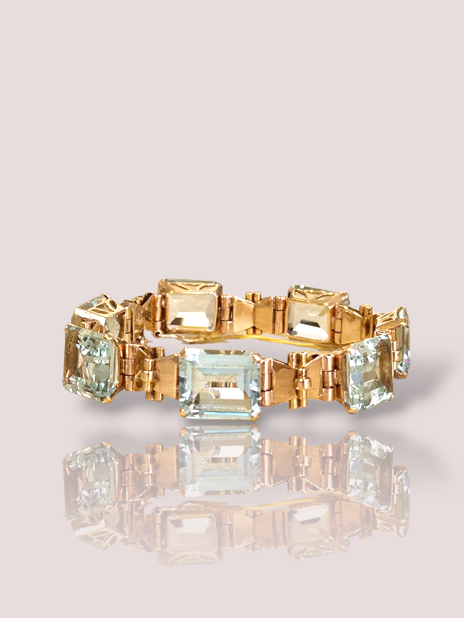 De Vintage 14k ros&eacute;gouden armband met aquamarijnen is een verfijnd sieraad dat elegantie en verfijning uitstraalt. Deze armband komt prachtig tot zijn recht wanneer gedragen bij formele gelegenheden of als een subtiele toevoeging aan alledaagse outfits. Draag met vertrouwen en geniet van tijdloze schoonheid.