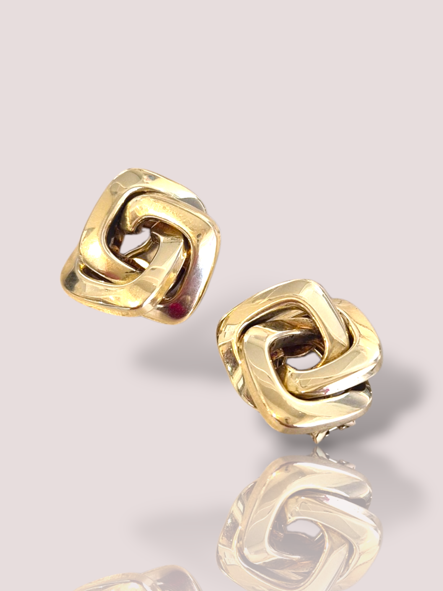 Deze Vintage 14k geel gouden oorbellen uit de jaren 80, zijn elegante oorbellen gemaakt van geelgoud. Perfect voor dagelijks gebruik of speciale gelegenheden, voegen ze een vleugje vintage charme toe aan elke outfit. Draag ze met je haar opgestoken voor een stijlvolle uitstraling en om de schittering van het goud optimaal te benadrukken.

De oorbellen zijn voorzien van een clip, maar kunnen vermaakt worden met een steker.