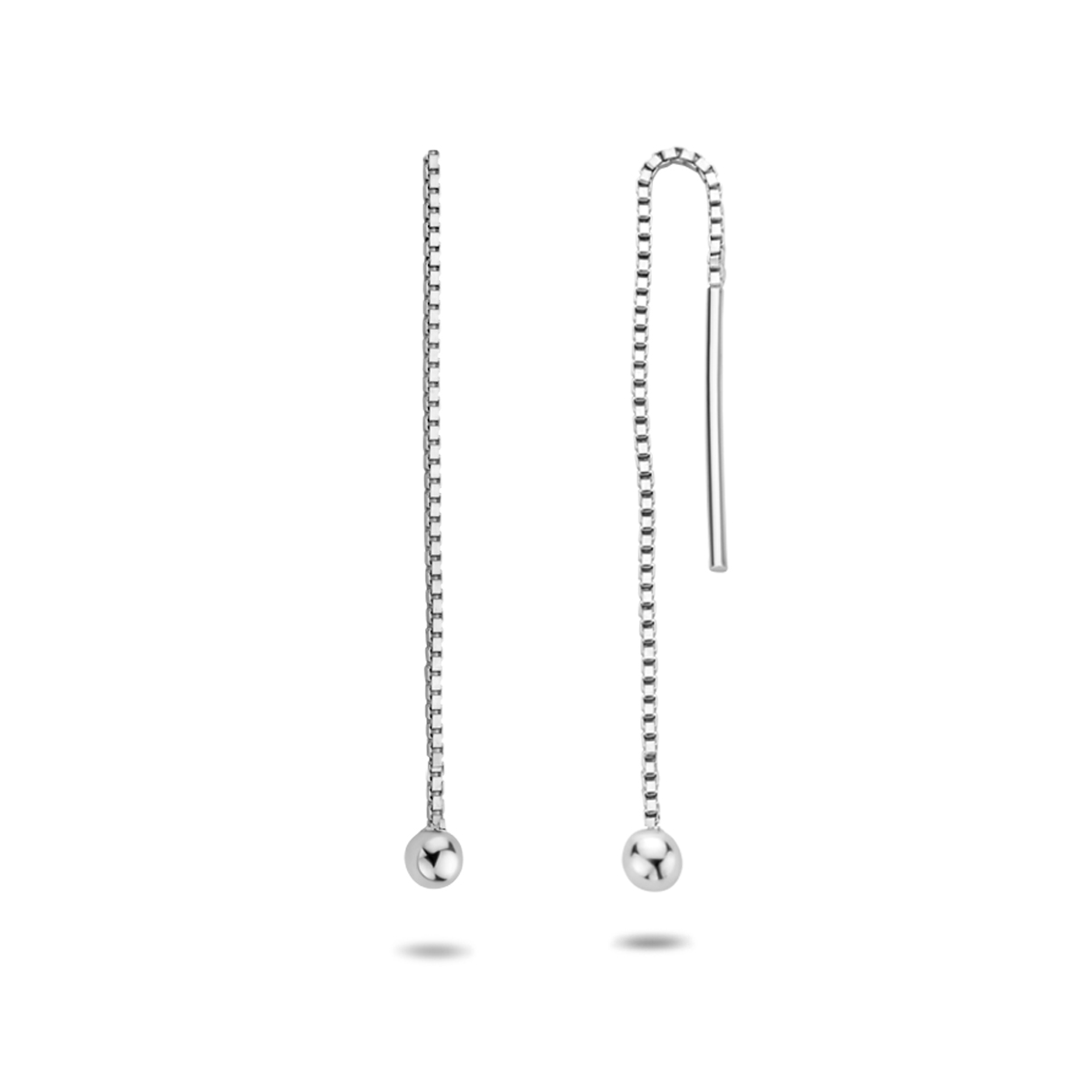 925 zilveren doortrekoorbellen uitgevoerd met een bolletje. De oorbellen hebben een totale lengte van 6.5cm. Het bolletje heeft een diameter van 3mm.