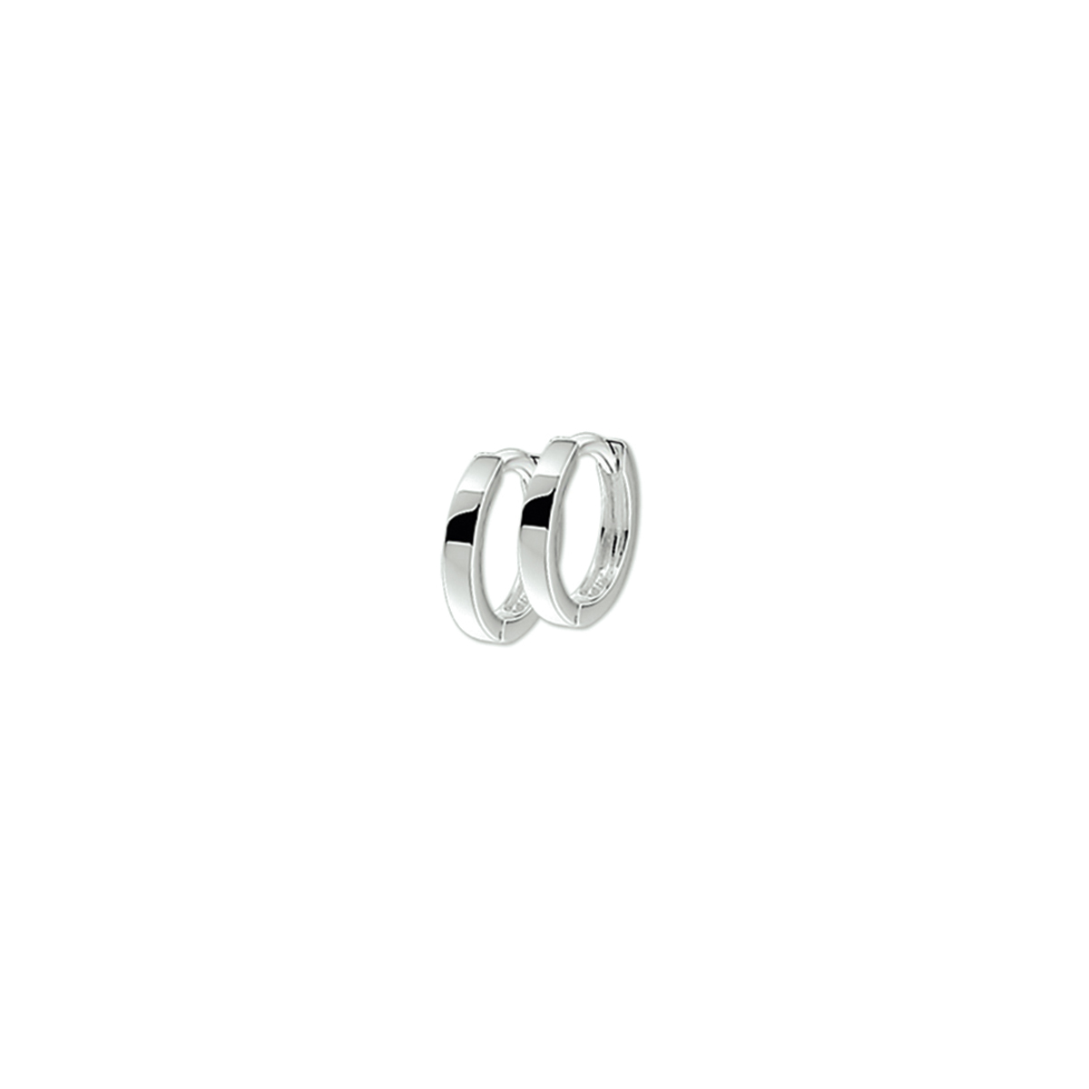 925 zilveren klapoorringen. De oorringen hebben een breedte van 2mm en een diameter van 10.5mm.