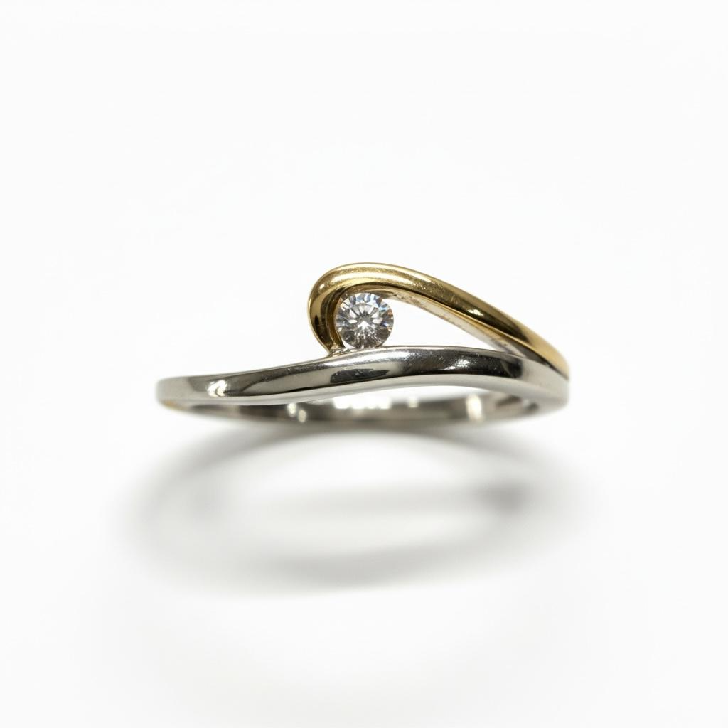 De Diamanten Slag Ring met briljant geslepen diamant van 0.04ct, in bi-color geel en witgoud, is een elegante verschijning. Met een ringmaat van 55, gemaakt van 14-karaats goud, Perfect voor dagelijks gebruik of speciale gelegenheden. Combineer met andere gouden sieraden voor een verfijnde look.