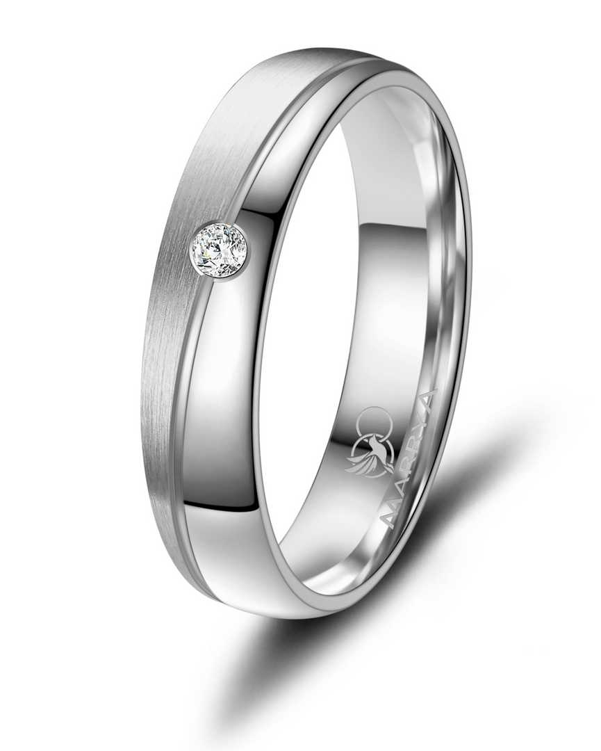 De TITANIUM RING MT58, modelnummer D-TI-01-58, is vervaardigd van hoogwaardig titanium en heeft een zilverkleurige afwerking. Deze stijlvolle ring, geschikt voor maat 58, valt in de categorie juwelen. Het is de perfecte ring om dagelijks te dragen, zowel casual als bij formele gelegenheden. Draag hem om je vingers voor een moderne en elegante uitstraling.