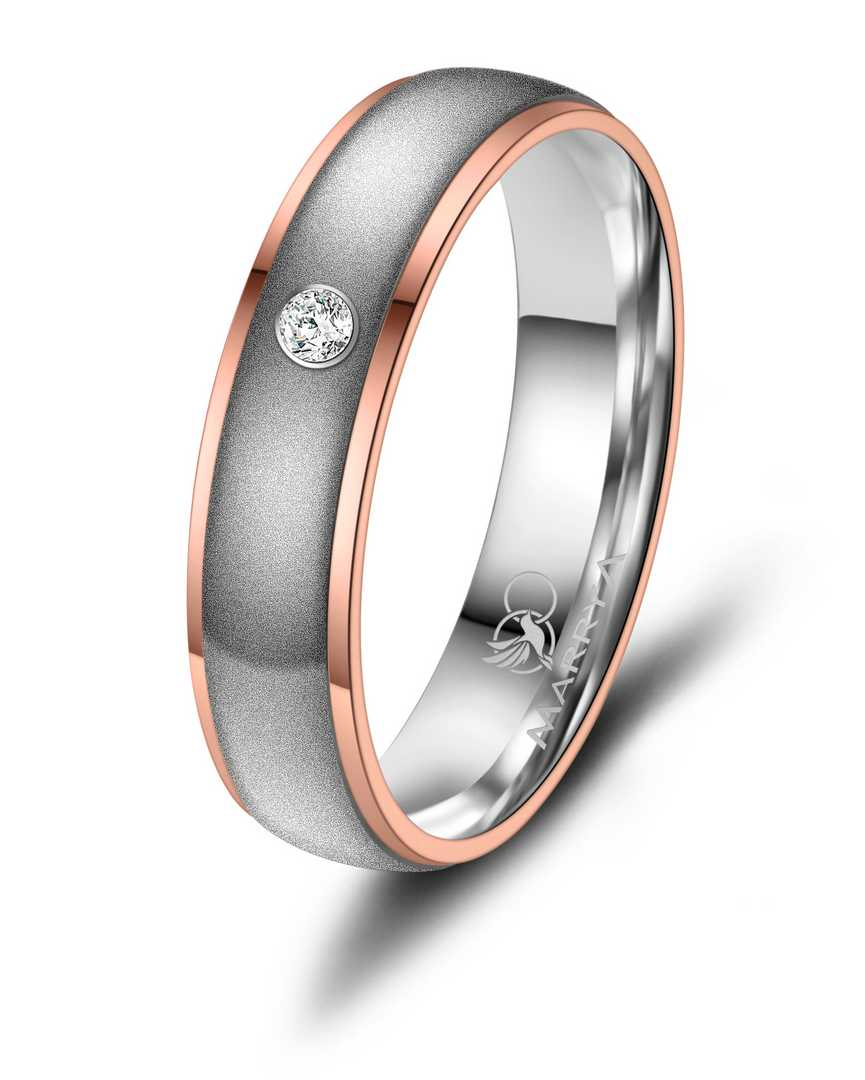 De TITANIUM RING ROSE BICOLOR MT 60, model D-TI-12-60, is een prachtige bicolore ring van titanium, perfect voor elke gelegenheid. Deze moderne en elegante ring is een veelzijdig sieraad dat zowel casual als chic gedragen kan worden. Draag het solo voor een subtiele look of combineer met andere sieraden voor extra glamour. Een must-have voor liefhebbers van stijlvol design.