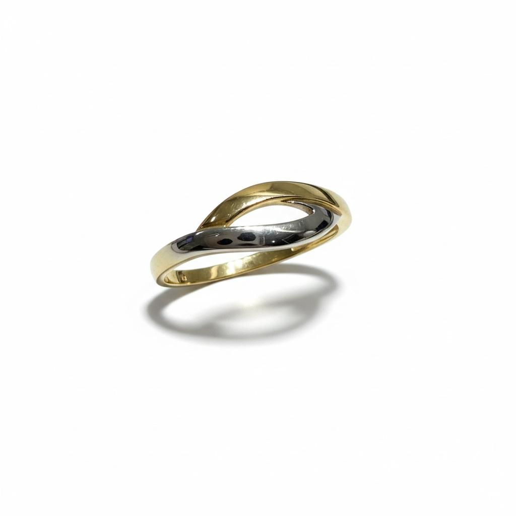 De Gouden fantasiering 14kr bi-color, combineert elegant geel en wit goud. Als een verfijnde accessoire valt deze ring onder de categorie JEWEL en is specifiek een RING. Het beste draag je deze opvallende ring bij speciale gelegenheden of als blikvanger voor dagelijks gebruik, waarbij het je outfit moeiteloos verfraait.