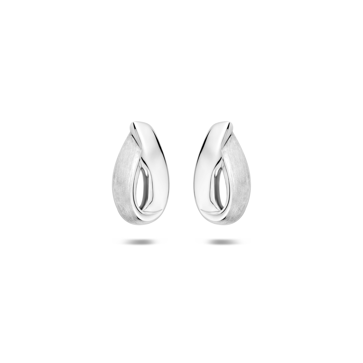 De Zilveren dames oorknoppen, modelnummer 1317430, zijn elegante oorbellen gemaakt van zilver met een matte afwerking. Ze wegen 2,7 gram en hebben een hoogte van 13 mm en een breedte van 7 mm. Perfect voor alledaagse elegantie of formele gelegenheden. Draag ze bij opgestoken haar voor een verfijnde uitstraling.