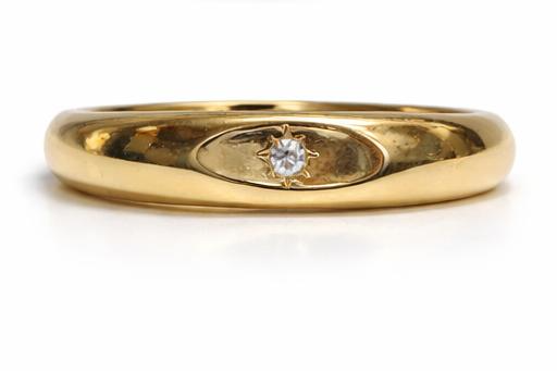 De Gouden damesring in ster gezet met zirkonia steentje, gemaakt van 14 karaat goud, is een verfijnde accessoire. Deze vriendschapsring uit de categorie sieraden is perfect voor speciale momenten. Draag deze elegante ring dagelijks of bij speciale gelegenheden om een subtiele, maar elegante uitstraling aan je outfit toe te voegen. Ideaal als symbool van vriendschap.