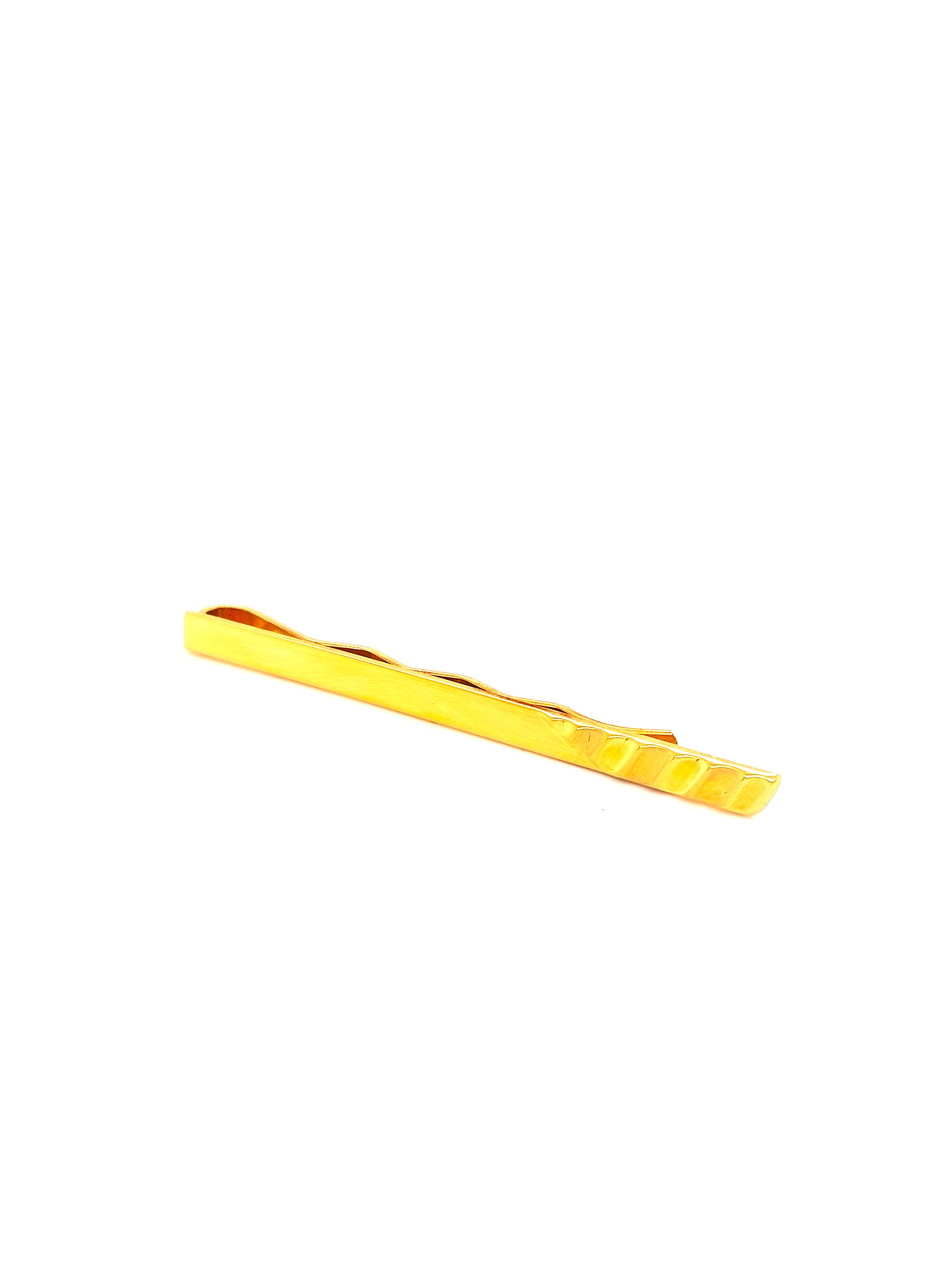 Product HBD2, modelnummer HBD2, valt in de categorie "ACCESSOIRES" en is van het type "STROPPENSPELDEN". Draag de stropdasspeld horizontaal tussen de derde en vierde knoop van je overhemd. Zorg ervoor dat de speld niet breder is dan je stropdas voor een verfijnde uitstraling. Voeg stijl toe aan je outfit met deze elegante accessoire.