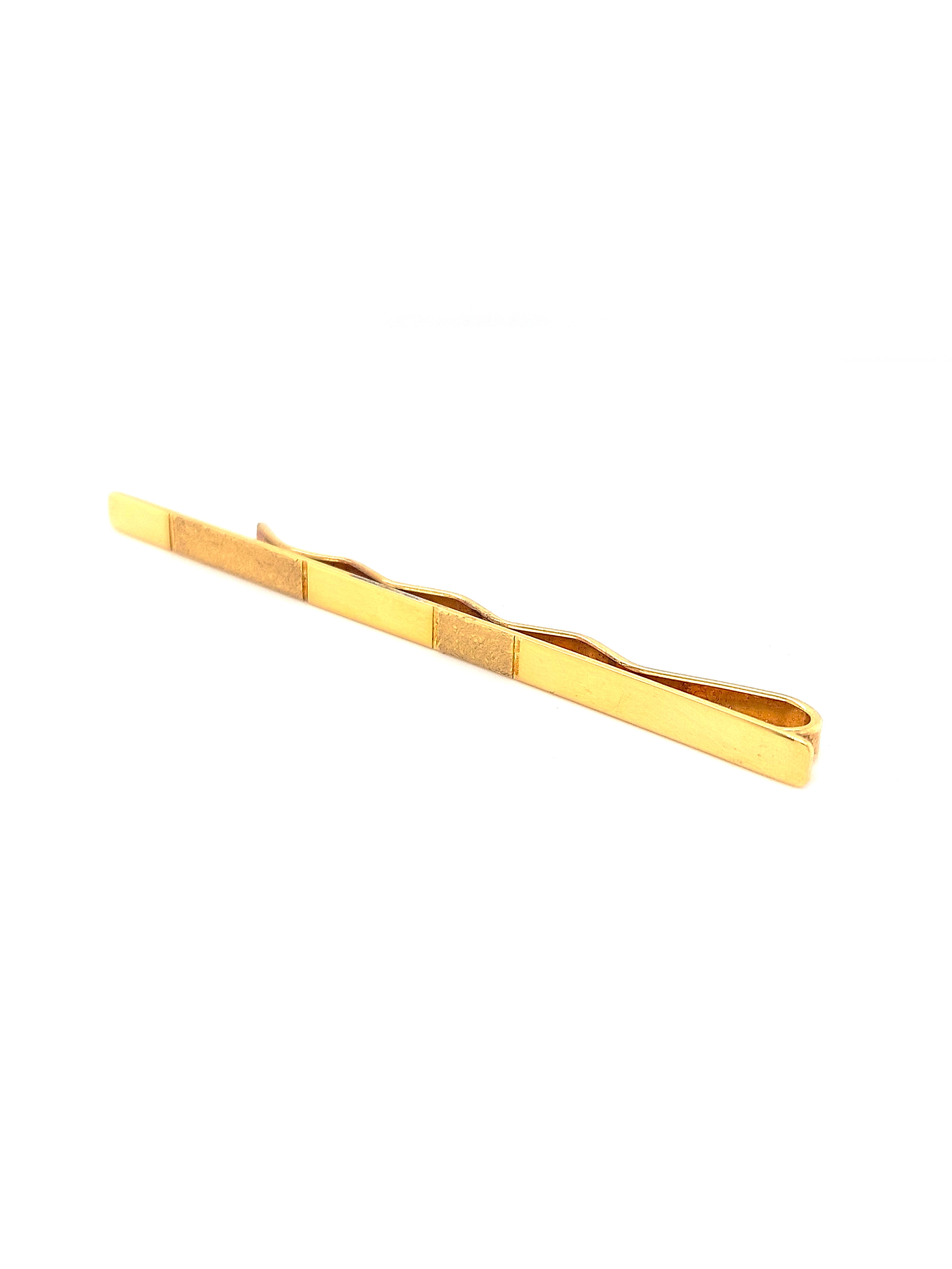 De HBD3-stropdasspeld is een elegant en stijlvol accessoire, ideaal om je das op zijn plaats te houden. Met zijn verfijnde ontwerp voegt hij een vleugje klasse toe aan elke outfit. Bevestig de speld horizontaal op de das, tussen de derde en vierde knoop van je overhemd, voor een perfecte look. Perfect voor zowel formele als semi-formele gelegenheden.
