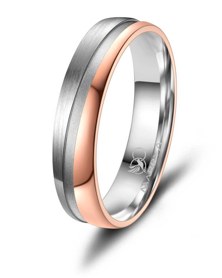 De TITANIUM RING BICOLOR MT 66, modelnummer H-TI-27-66, is een stijlvolle tweekleurige ring van titanium. Deze categorie sieraad, een ring, draagt u het beste als een opvallende accessoire bij zowel casual als formele outfits. Het titanium materiaal zorgt voor een duurzame en lichte draagervaring. Een moderne toevoeging aan elke sieradencollectie.