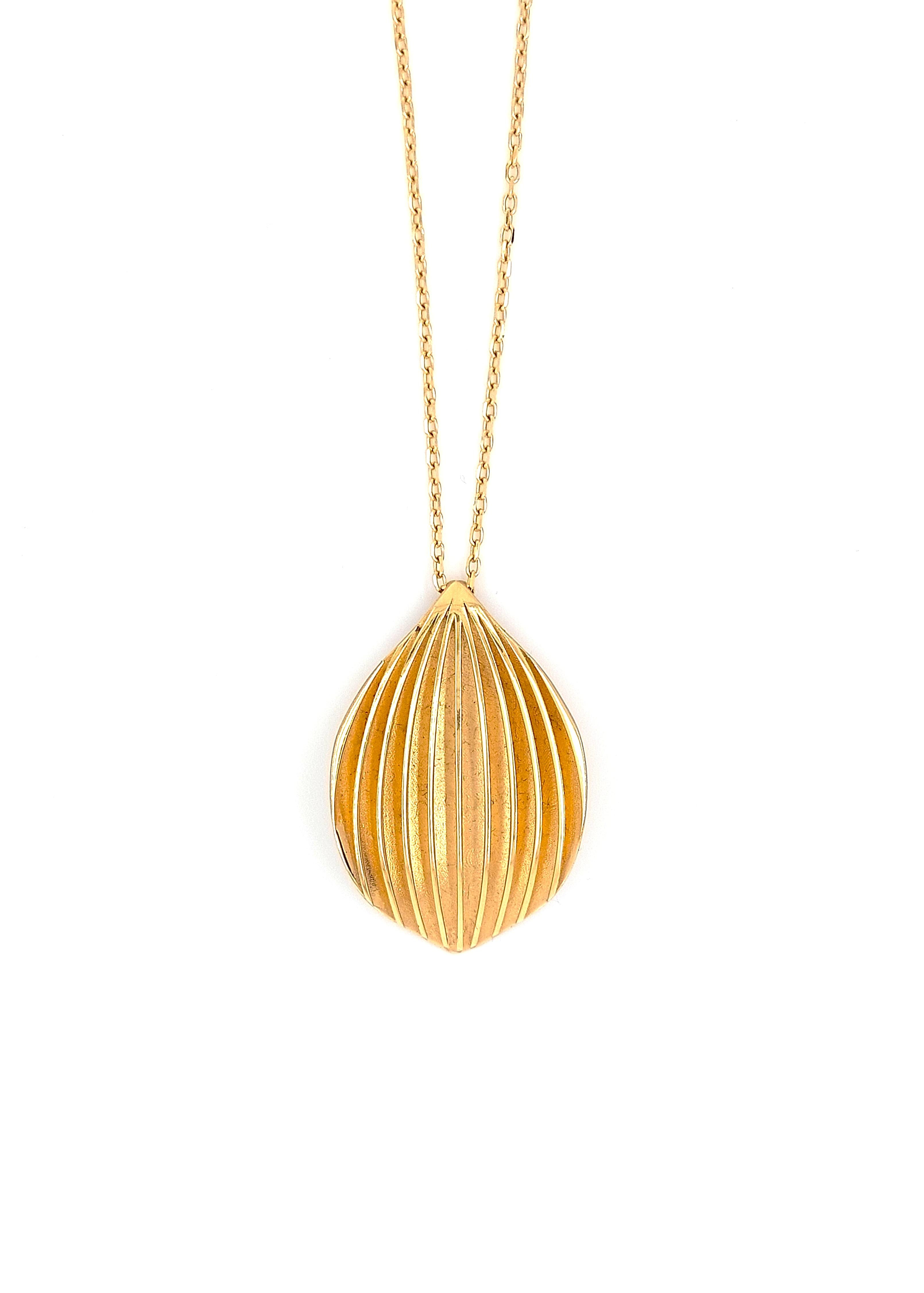 De HBCollectie, modelnummer HBCOLLECTIE, biedt een verfijnde hanger die uitstekend past binnen de categorie sieraden. Dit stijlvolle sieraad voegt een vleugje elegantie toe aan elke outfit. Draag de hanger aan een eenvoudige ketting voor een verfijnde, ingetogen look, perfect voor zowel dagelijkse als formele gelegenheden. Een must-have accessoire voor uw juwelencollectie.