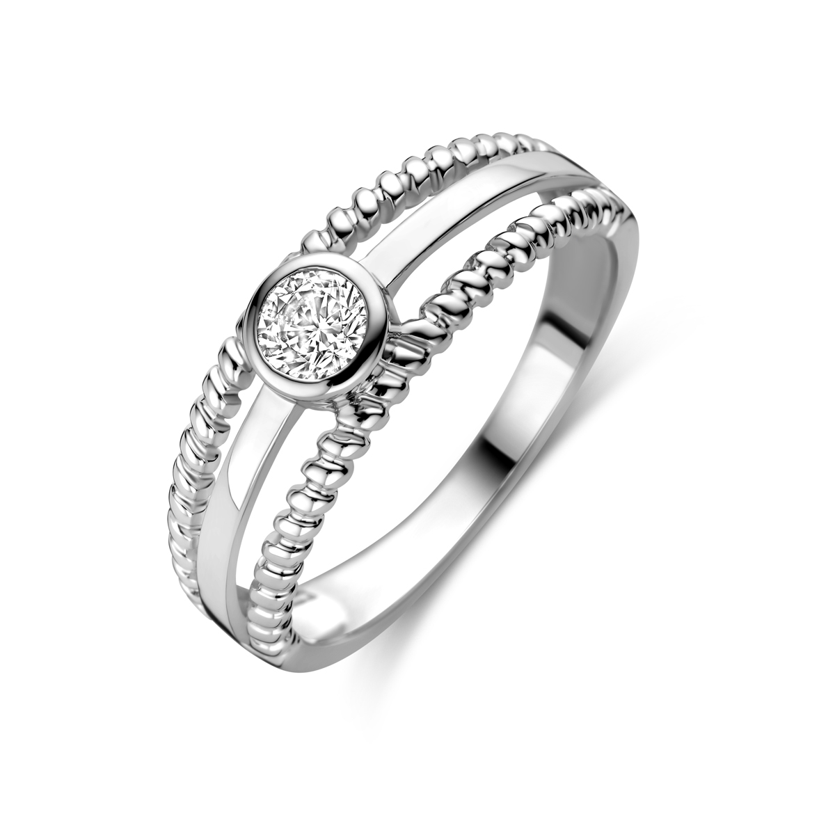 Stijlvolle gerhodineerd zilveren ring uitgevoerd met een zetkast en een heldere zirkonia. Door de eenvoud en het sierlijke ontwerp kan deze ring perfect worden gedragen met andere sieraden. Info: Gerhodineerd zilver is door de rhodiumlaag beter bestand tegen verkleuren en krassen.