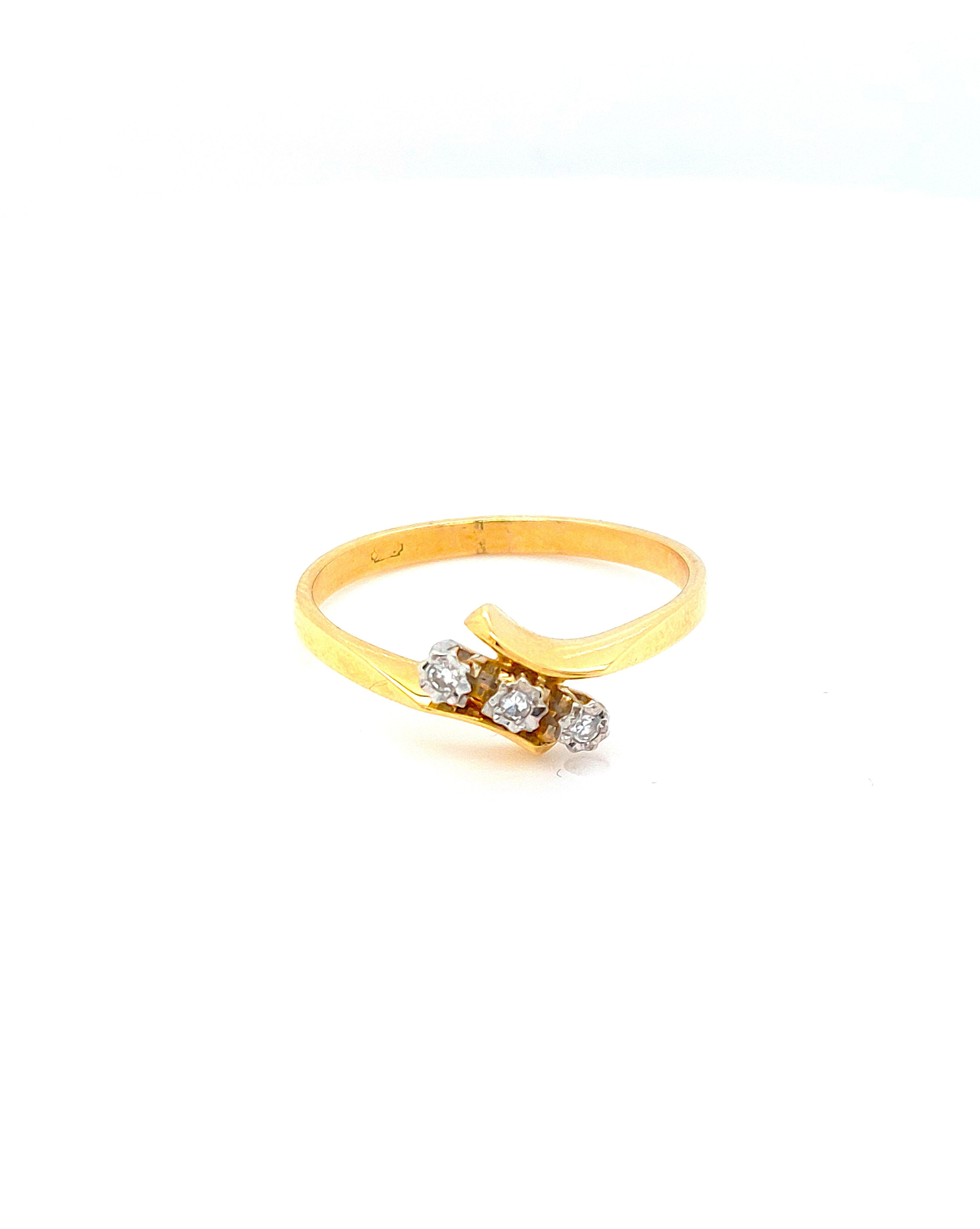 De HBCOLLECTIE ring, onder de categorie JUWEEL, is een prachtig sieraad dat elegantie toevoegt aan elke outfit. Draag het solo voor een subtiele look of combineer met andere ringen voor een gelaagde stijl. Perfect voor dagelijkse verfijning of speciale gelegenheden. Laat uw handen stralen met deze verfijnde toevoeging aan uw sieradencollectie.
