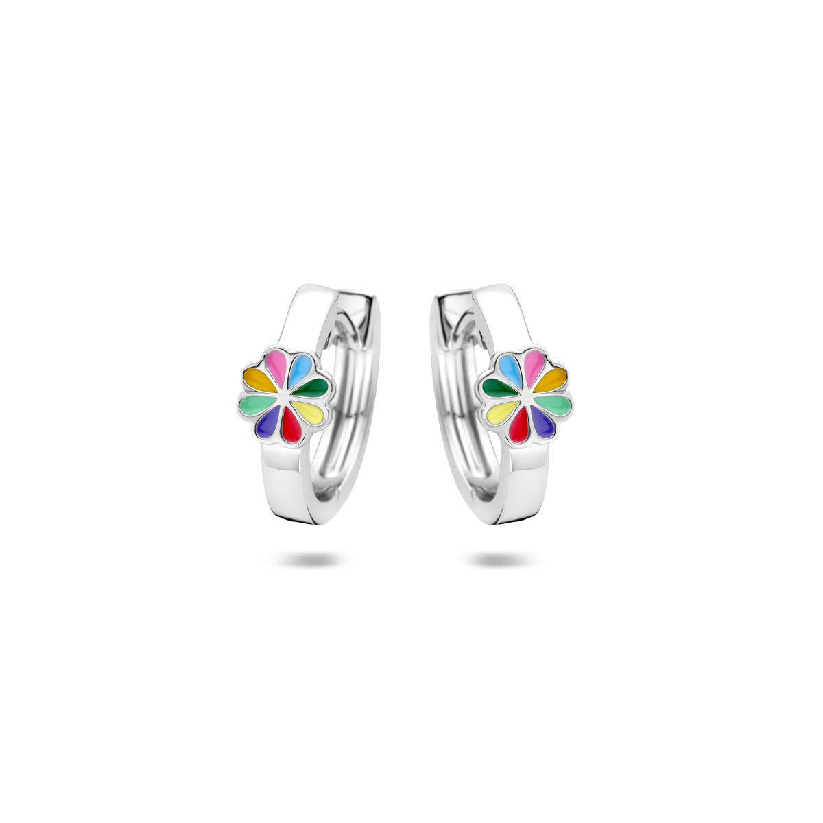 Schattige gerhodineerd zilveren oorringen met scharnier uitgevoerd met een bloem in verschillende kleuren emaille. De oorringen hebben een diameter van 12.5mm.