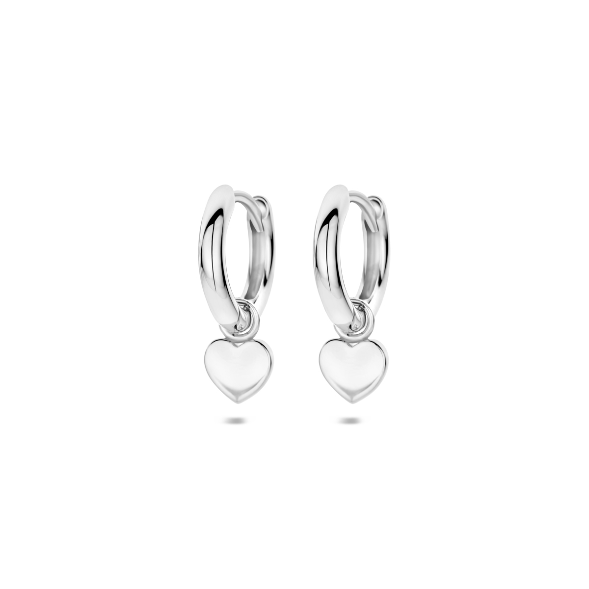 Gerhodineerd 925 zilveren oorringen uitgevoerd met een hangertje in de vorm van een hartje. De oorringen hebben een diameter van 12mm. De hartjes hebben een afmeting van 5.5x5.5mm.