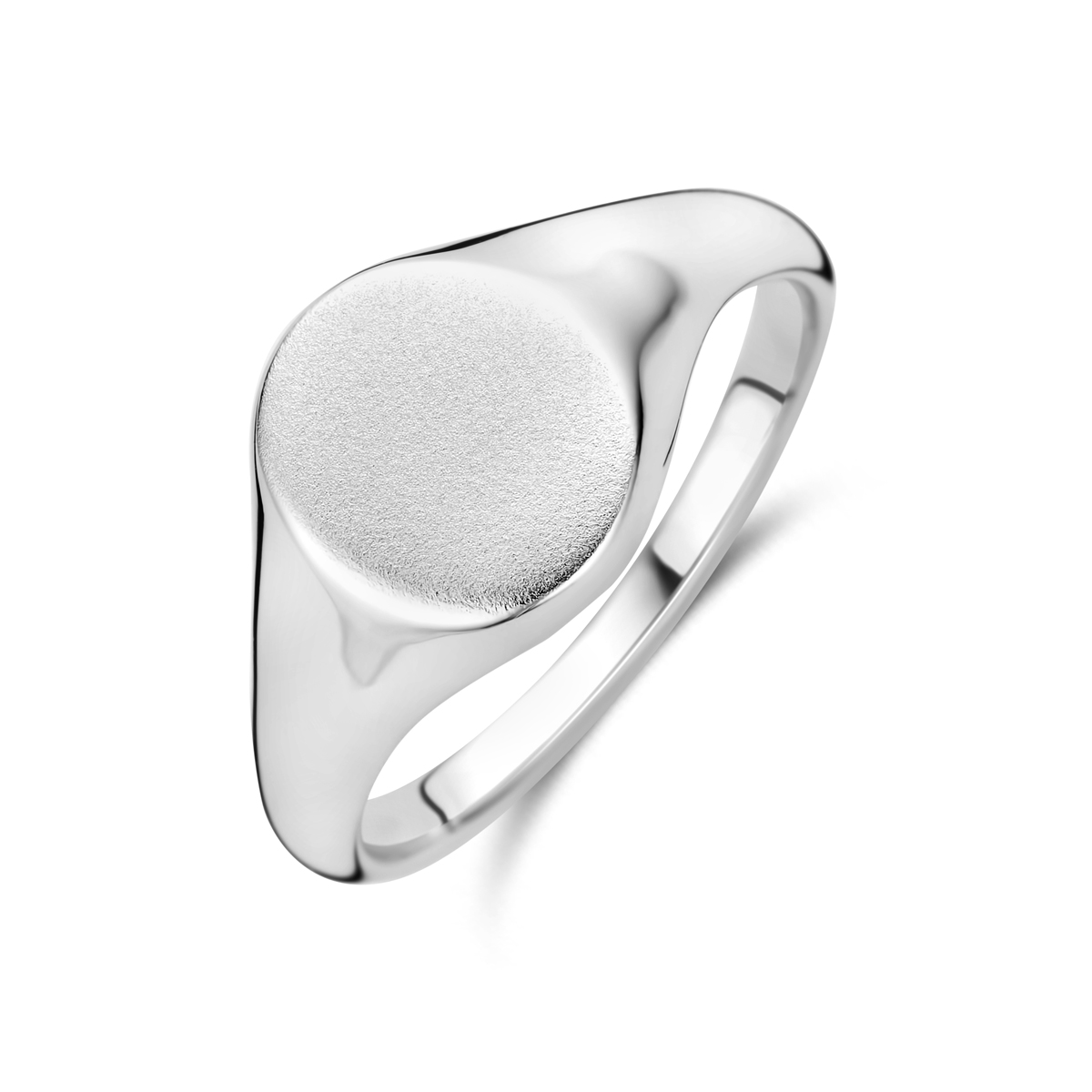 Gerhodineerd 925 zilveren graveerring. De ring heeft een breedte van 9.5mm.
