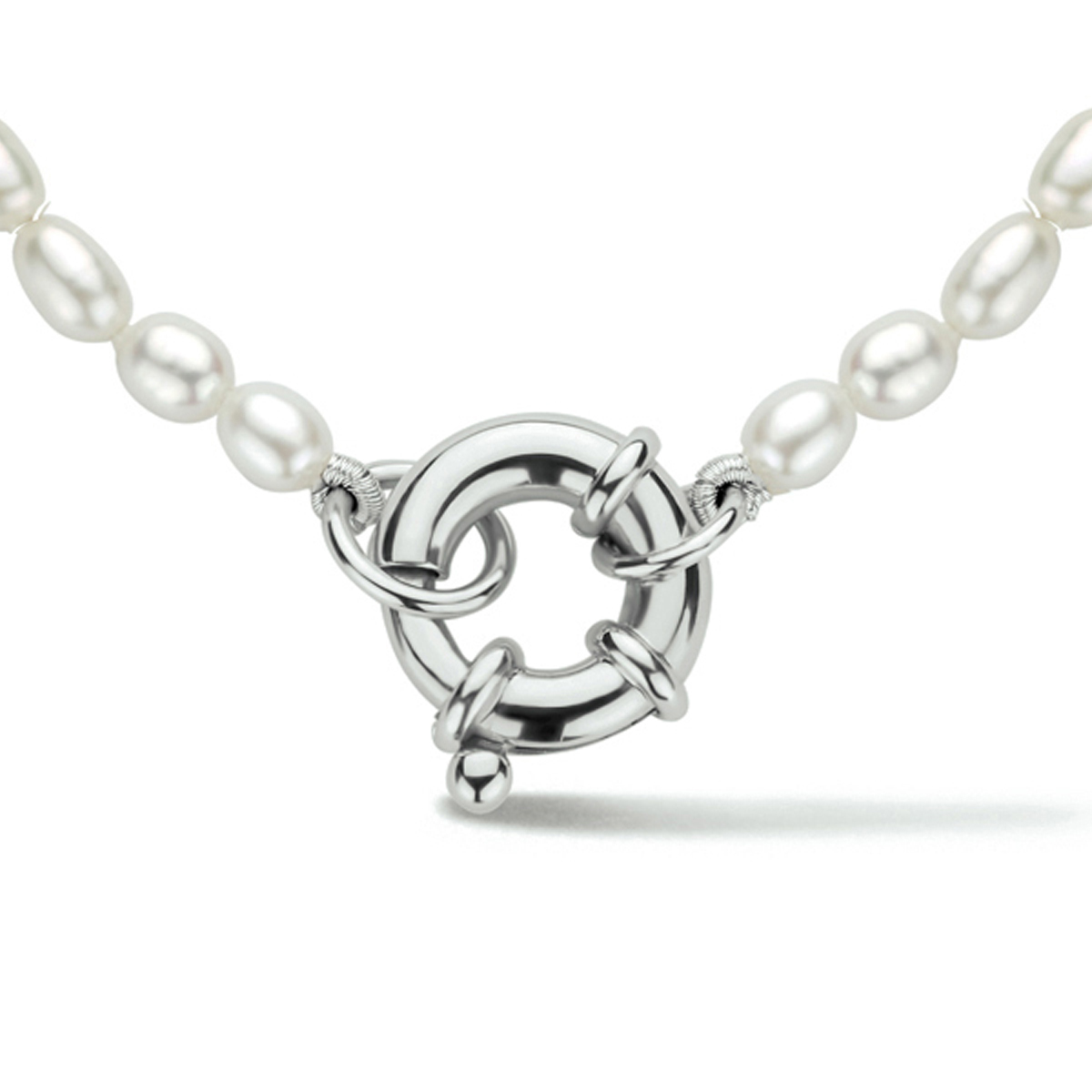 Gerhodineerd 925 zilveren collier uitgevoerd met schitterende zoetwaterparels en een groot veerslot. Het collier heeft een breedte van 3.8mm en een draaglengte van 41cm.