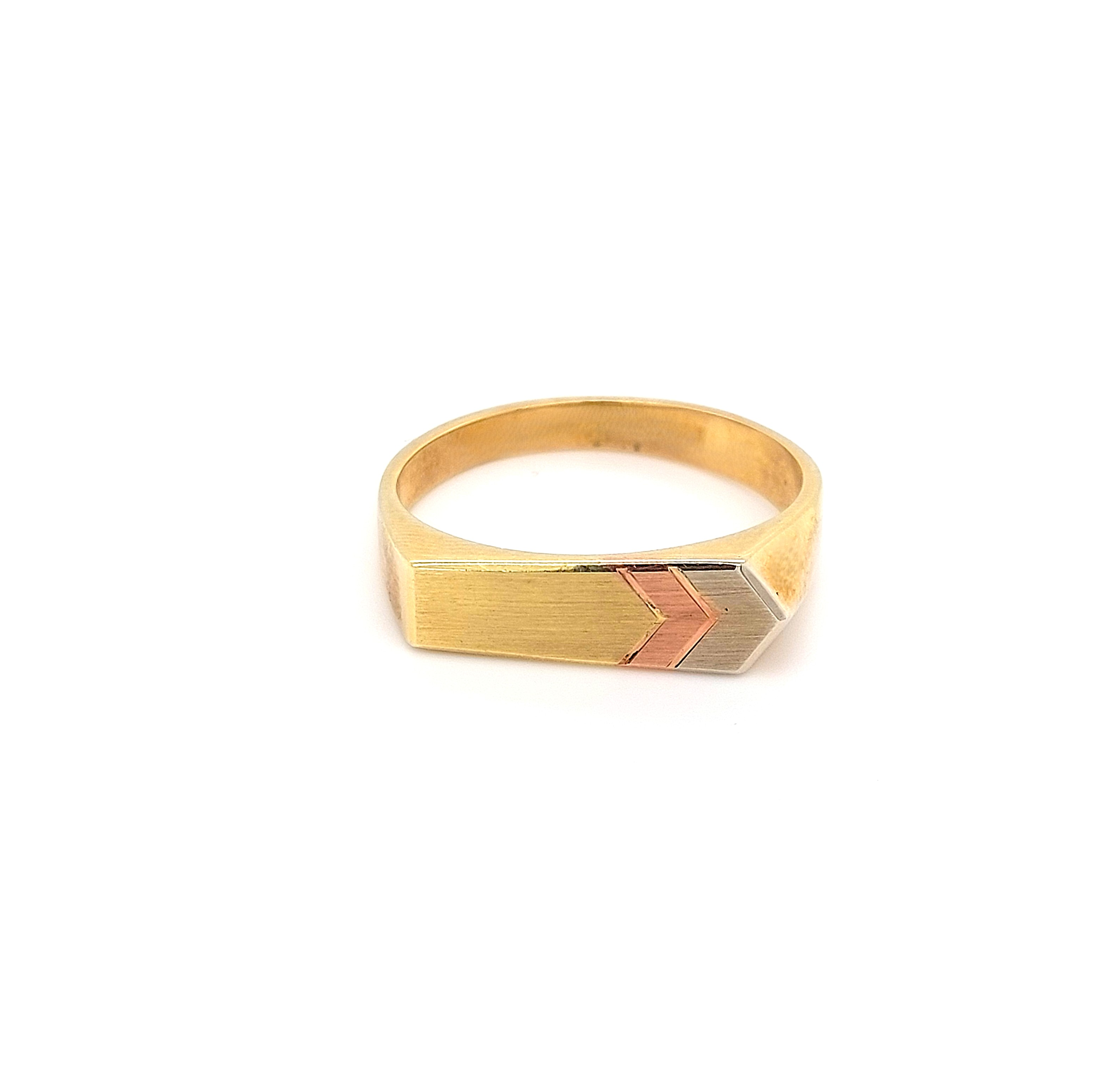 De HBCOLLECTIE is een verfijnde ring uit de categorie "JEWEL", perfect voor liefhebbers van stijlvolle juwelen. Deze ring heeft een maat 59, ideaal voor diegenen die op zoek zijn naar een elegante toevoeging aan hun collectie. Draag hem op een formeel evenement of combineer met andere ringen voor een modieuze, gelaagde look.
