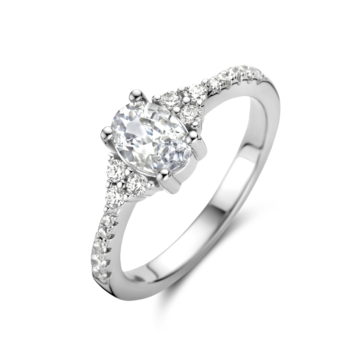 De Zilveren Ring trilogie zirkonia, is een verfijnde ring. Het is gemaakt van rodium geplateerd metaal en heeft een glanzende afwerking. Met een breedte van 7 mm en een ovale geslepen zirkonia, straalt deze ring elegantie uit. Perfect om dagelijks te dragen of voor speciale gelegenheden. Ringmaat: 56.