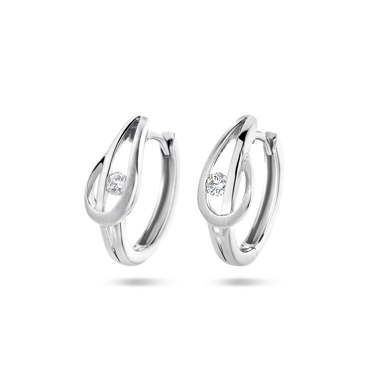 Gerhodineerd 925 zilveren klapoorringen uitgevoerd met een schitterende zirkonia. De oorringen hebben een hoogte van 16mm.