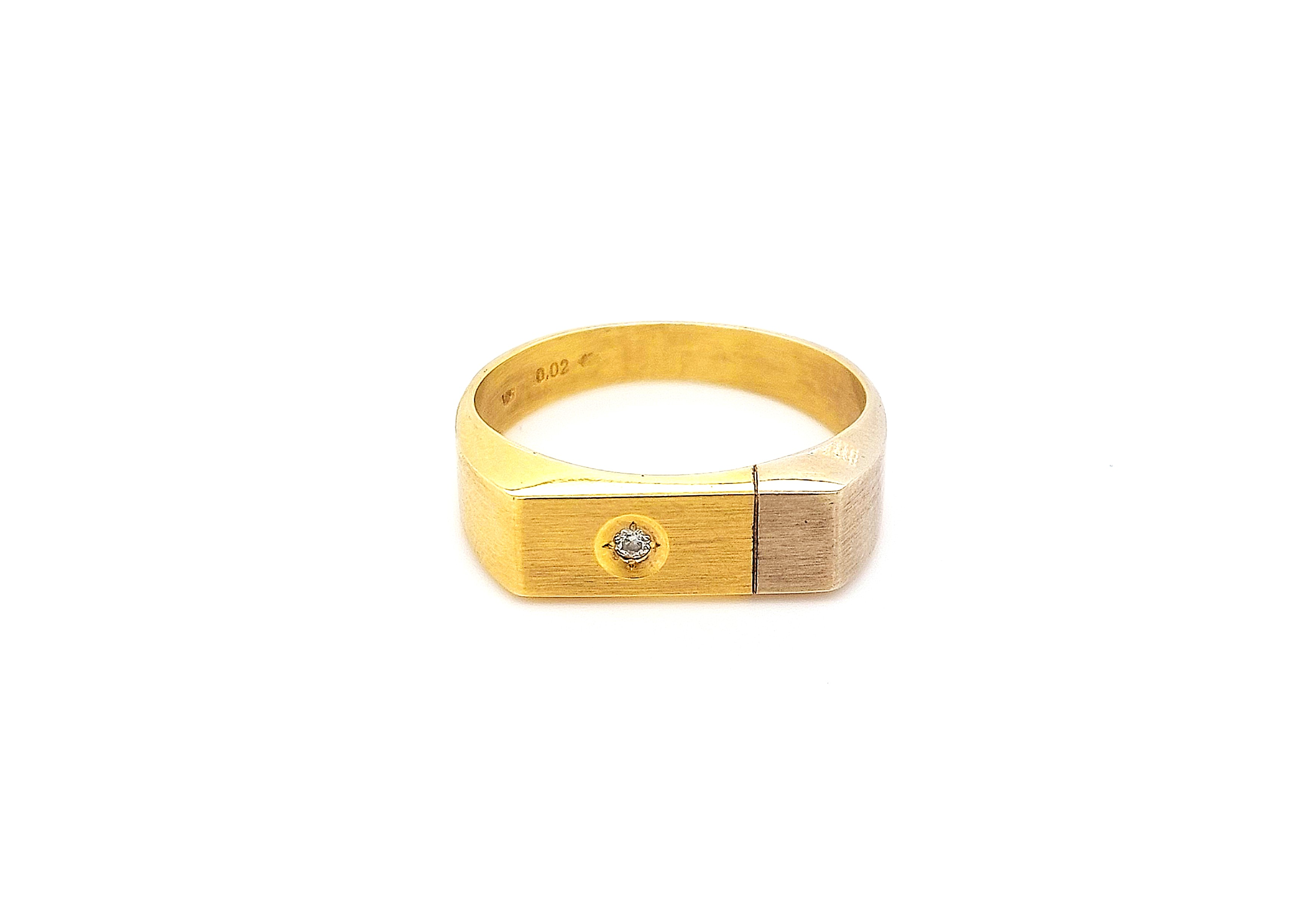 De HBcollectie, modelnummer HBCOLLECTIE, biedt een verfijnde ring van ongedefinieerd merk, gecategoriseerd als sieraden. Met een elegante maat 59 is deze ring de perfecte aanvulling voor elke gelegenheid. Draag hem solo voor een subtiele elegantie of combineer hem met andere sieraden voor een gedurfde en modieuze look. Voeg deze stijlvolle ring toe aan je collectie.