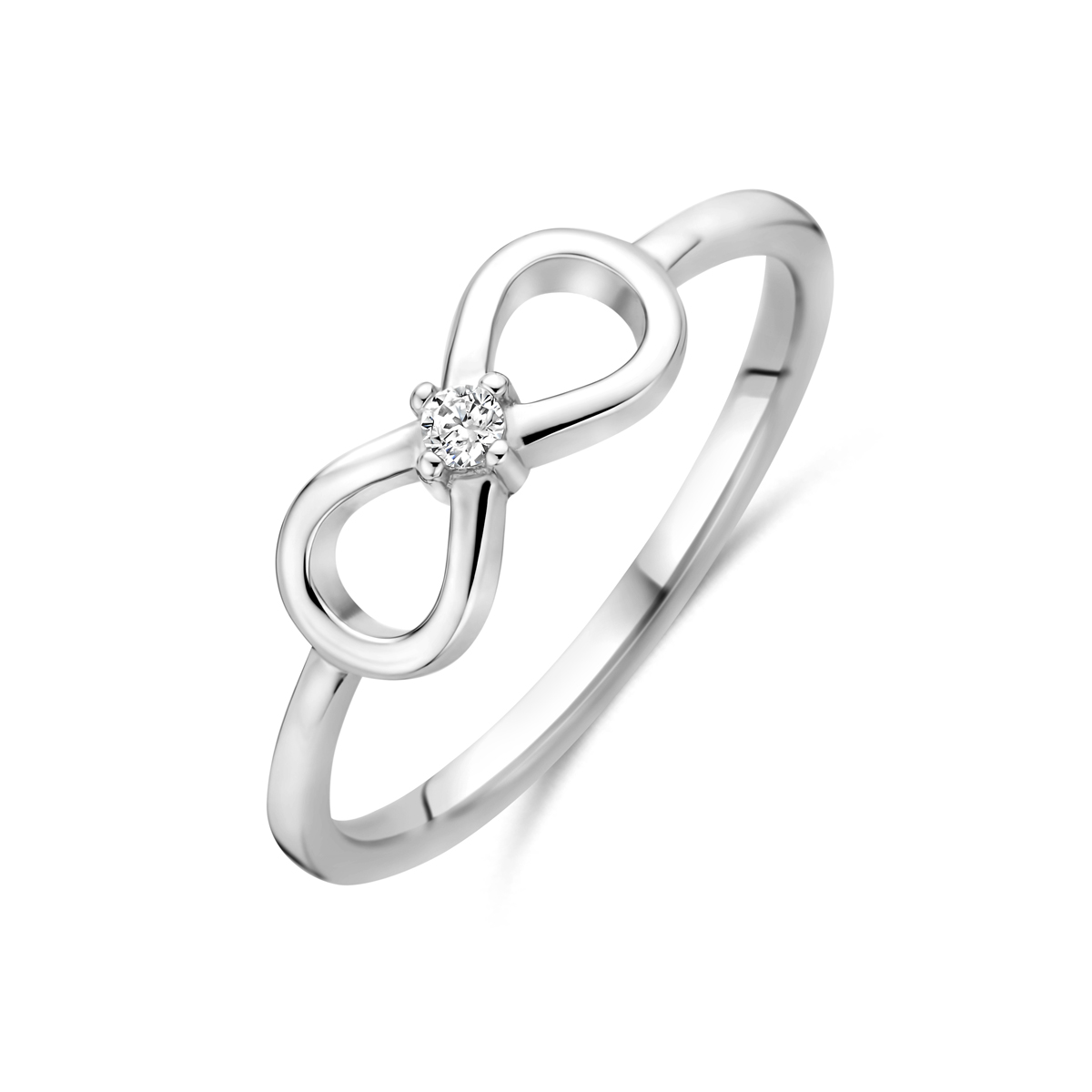 Gerhodineerd 925 zilveren ring uitgevoerd met een infinity teken en zirkonia. De ring heeft een breedte van 5.5mm.