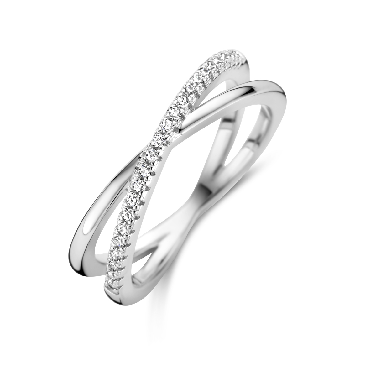 Geef je sieradencollectie een sprankelend eigentijdse touch met deze exclusieve zilveren ring met zirkonia. Deze ring heeft een sierlijk kruisend design, waarbij &eacute;&eacute;n band volledig is bezet met briljant geslepen zirkonia's in rijzetting. Vervaardigd uit gerhodineerd 925 sterling zilver met een hoogglans polijst.