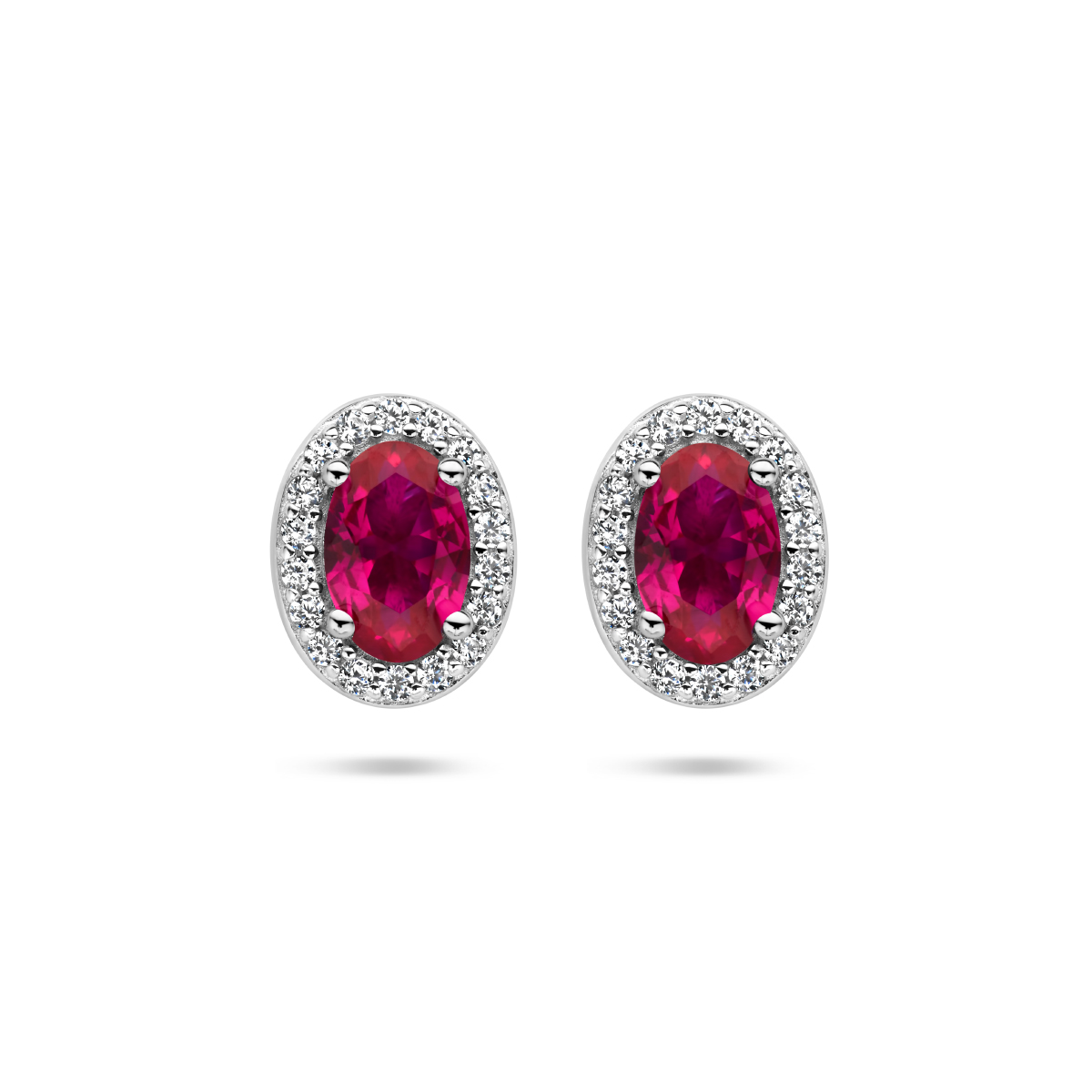 Gerhodineerd 925 zilveren oorknoppen uitgevoerd met rood zirkonia. De oorknoppen hebben een afmeting van 9x7mm.