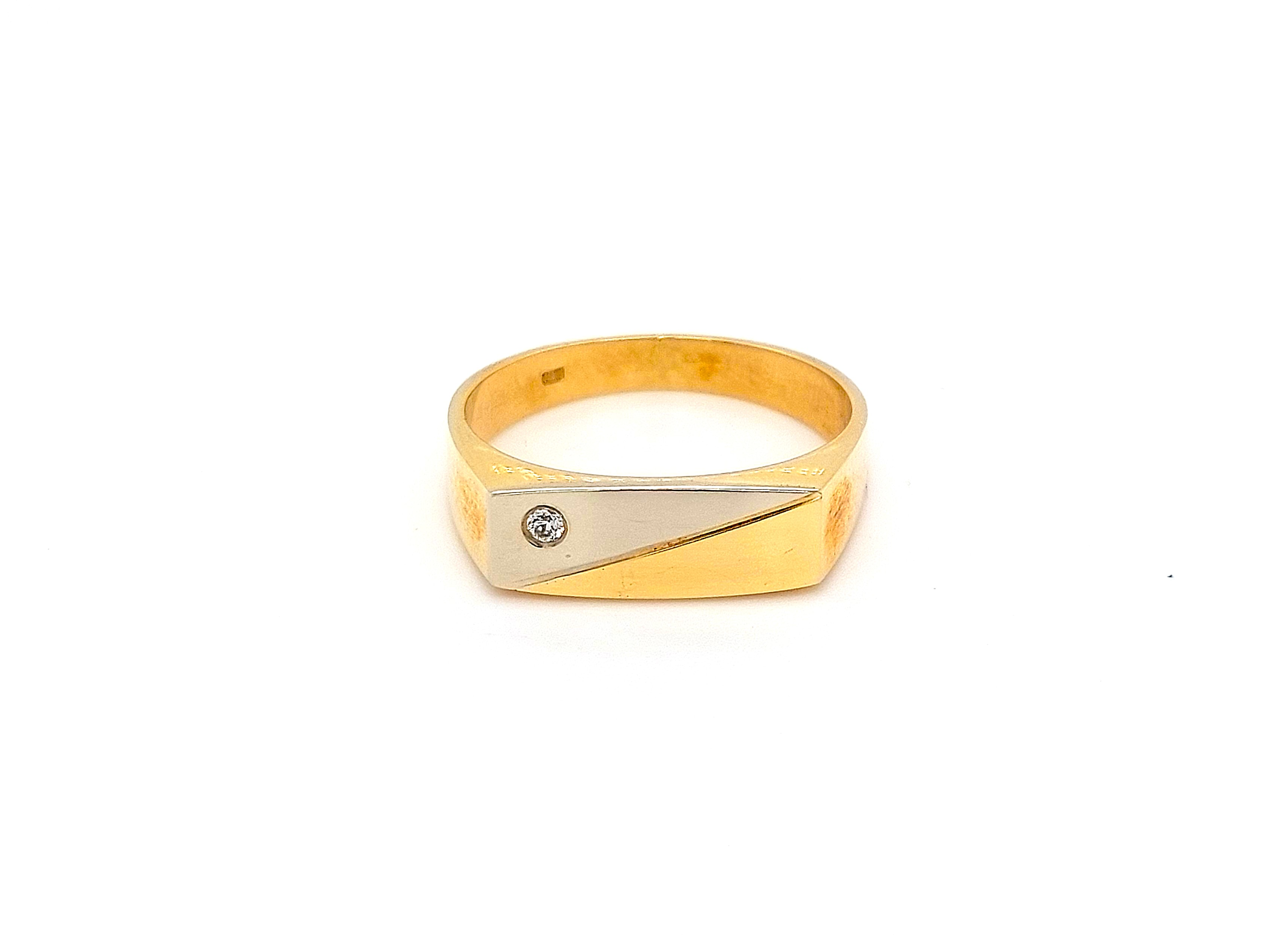 De HBCOLLECTIE is een elegante ring in de categorie 'Jewel', speciaal ontworpen voor een ringmaat van 59. Deze tijdloze accessoire past perfect bij elke outfit, of het nu casual of formeel is. Combineer het met andere sieraden voor een gelaagde look of draag het solo voor een subtiele elegantie. Een must-have voor elke sieradencollectie.