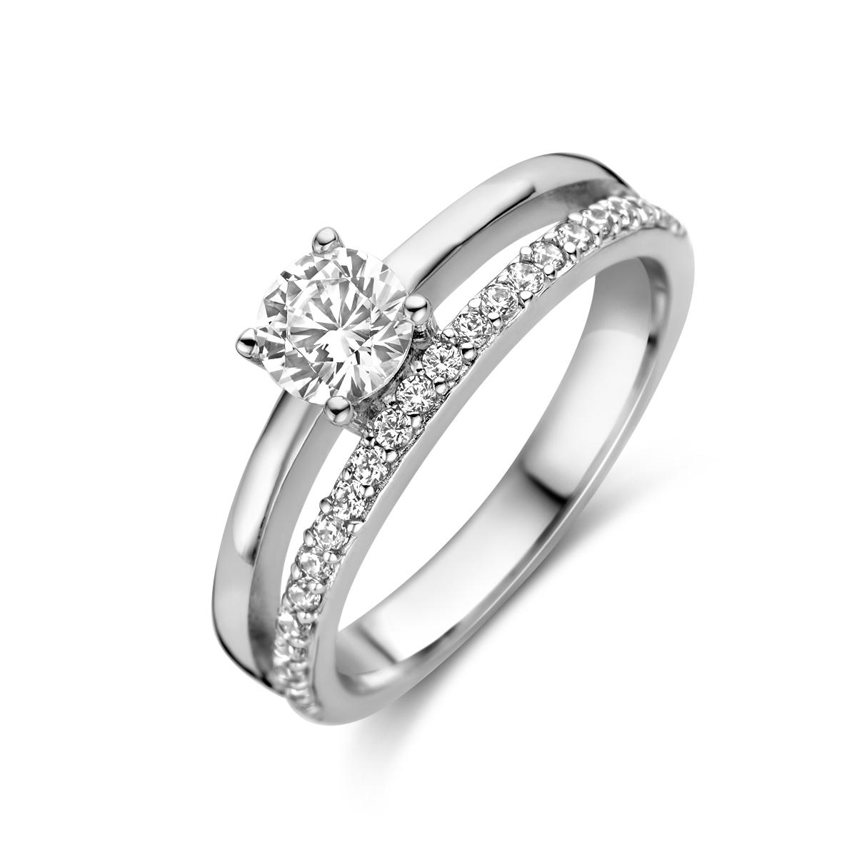 Geef je sieradencollectie een klassiek elegante touch met deze exclusieve zilveren ring met zirkonia. Deze verlovingsring-stijl combineert een centrale, briljant geslepen zirkonia in een chaton 4-poots zetting met een dubbele band vol fonkelende zirkonia's. Vervaardigd uit gerhodineerd 925 sterling zilver.