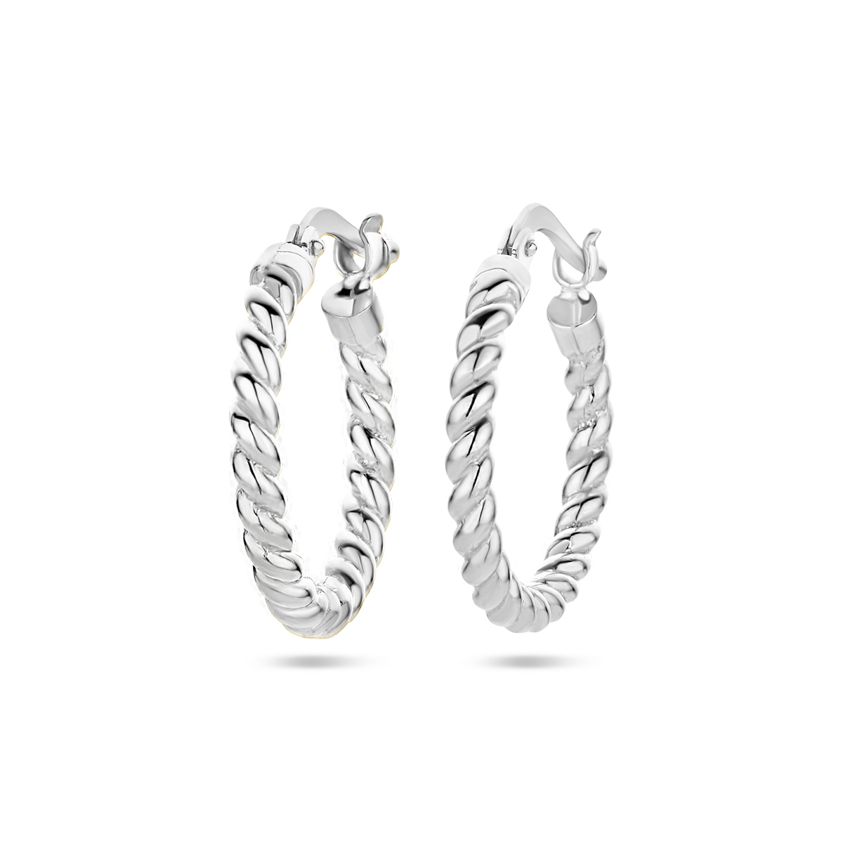 De Zilveren Oorringen gedraaide buis 18 mm zijn elegante creolen, gemaakt van gerhodineerd metaal met een glanzende afwerking. Het gedraaide ontwerp en de diameter van 18 mm maken ze perfect voor elke gelegenheid. Draag ze casual of bij formele gelegenheden voor een verfijnde uitstraling. Voeg een vleugje elegantie toe aan elke outfit.