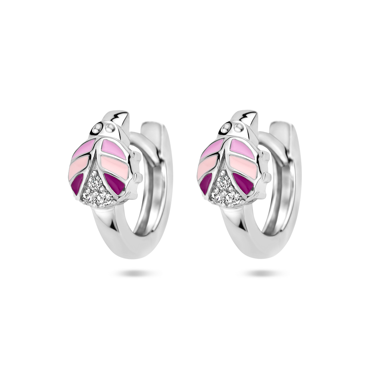 Zilveren oorringen uitgevoerd met een lieveheersbeestje en zirkonia. De oorringen hebben een diameter van 11mm