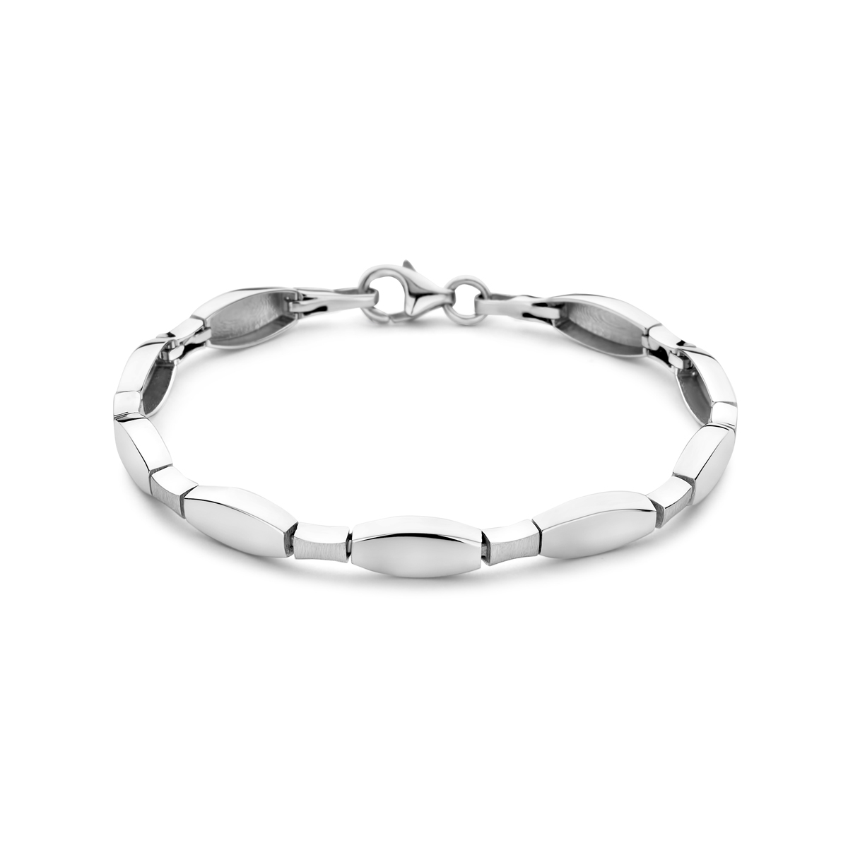 Deze Exclusief Zilveren Armband, weegt 8,8 gram en is een rhodium-plated, glanzende armband van 5,5 mm breed en 18,5 cm lang. Geschikt voor elke gelegenheid. Draag deze elegante armband solo of samen met andere sieraden voor een stijlvolle look. Perfect voor zowel casual als formele kledingstijlen.