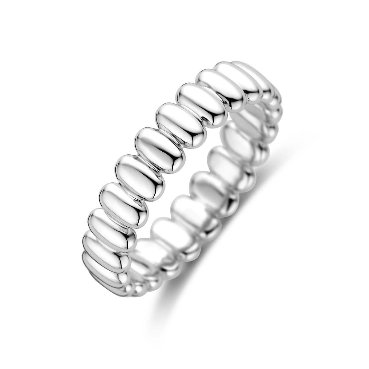 De Zilveren Fantasie Ring, biedt verfijnde elegantie en een breedte van 4,5 mm. Deze ring is glanzend en gemaakt van gerhodineerd materiaal, maat 52. Perfect voor dagelijks gebruik of speciale gelegenheden. Draag deze prachtige ring solo of combineer hem met andere sieraden voor een stijlvolle look.