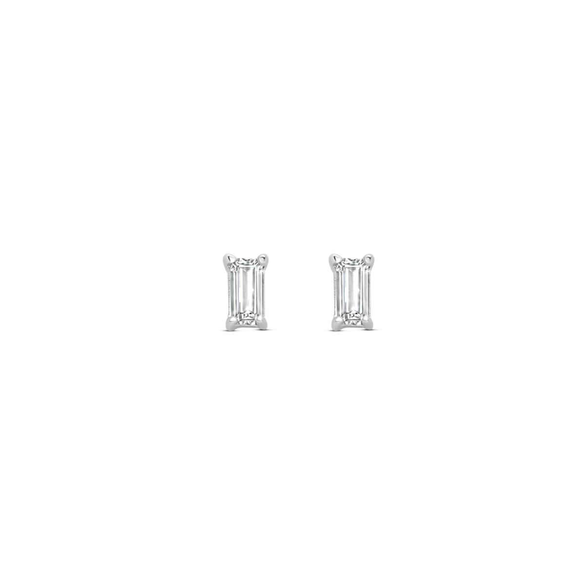 Gerhodineerd 925 zilveren oorknoppen uitgevoerd met zirkonia. De oorknoppen hebben een afmeting van 4.5x2.5mm.