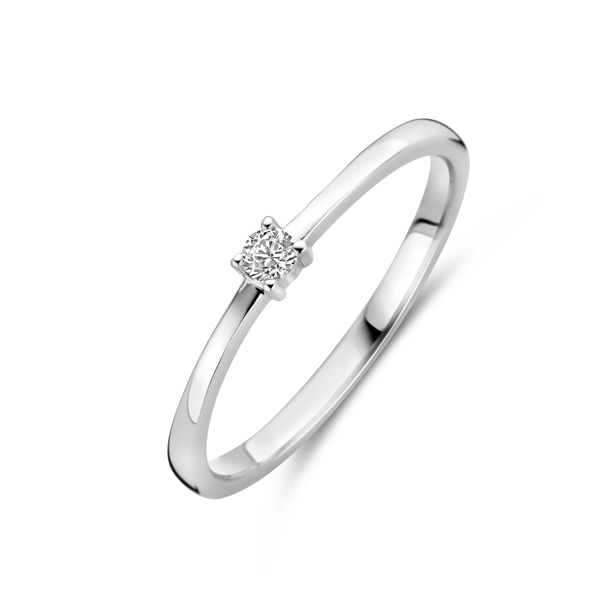 Gerhodineerd 925 zilveren ring uitgevoerd met zirkonia. De ring heeft een breedte van 2,5mm.
